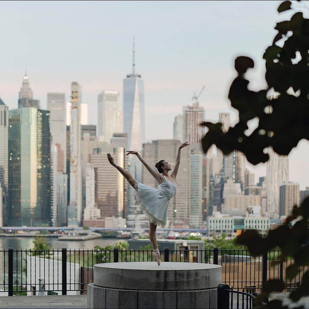 ballerina projectのインスタグラム：「𝐒𝐭𝐞𝐩𝐡𝐚𝐧𝐢𝐞 𝐏𝐞𝐭𝐞𝐫𝐬𝐞𝐧 at the Brooklyn Heights Promenade.   @wheresmytutu #stephaniepetersen #ballerinaproject #brooklynheightspromenade #newyorkcity #brooklyn #ballerina #ballet #dance  Ballerina Project 𝗹𝗮𝗿𝗴𝗲 𝗳𝗼𝗿𝗺𝗮𝘁 𝗹𝗶𝗺𝗶𝘁𝗲𝗱 𝗲𝗱𝘁𝗶𝗼𝗻 𝗽𝗿𝗶𝗻𝘁𝘀 and 𝗜𝗻𝘀𝘁𝗮𝘅 𝗰𝗼𝗹𝗹𝗲𝗰𝘁𝗶𝗼𝗻𝘀 on sale in our Etsy store. Link is located in our bio.  𝙎𝙪𝙗𝙨𝙘𝙧𝙞𝙗𝙚 to the 𝐁𝐚𝐥𝐥𝐞𝐫𝐢𝐧𝐚 𝐏𝐫𝐨𝐣𝐞𝐜𝐭 on Instagram to have access to exclusive and never seen before content. 🩰」