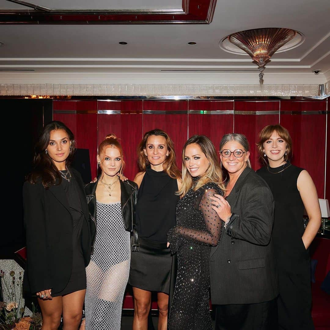 Linda Hallbergさんのインスタグラム写真 - (Linda HallbergInstagram)「Reklam för @lhcosmetics  The other day we celebrated the launch of @lhcosmetics x @hannahmartinmakeup smoke it out palette and so many inspiring people came to say hi and to look at the new palette. Thank you so much everyone for coming. I had a blast 🌟 this has really been a dream collab and the palette is truly amazing you guys 😍  Photos by @michaelatphotos」10月13日 21時59分 - lindahallberg