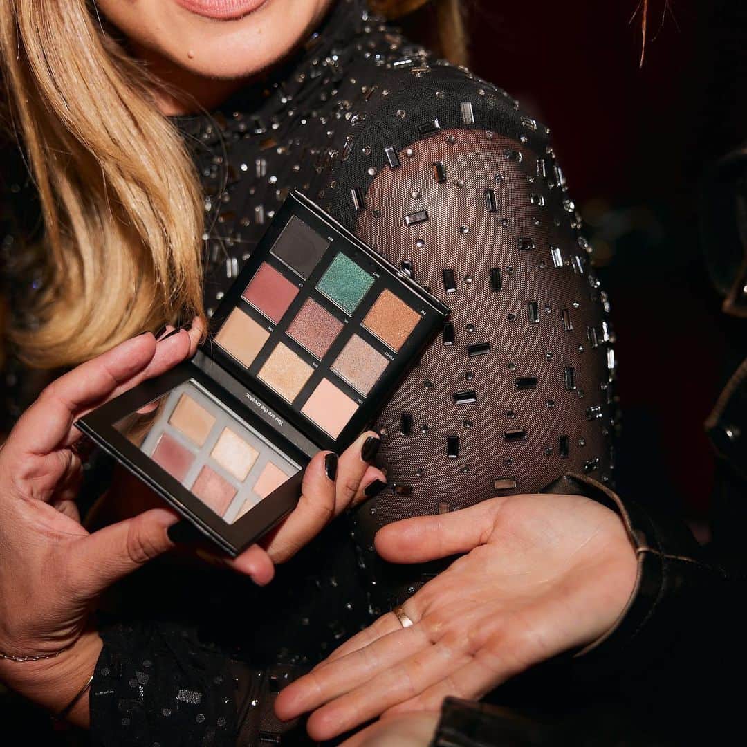 Linda Hallbergさんのインスタグラム写真 - (Linda HallbergInstagram)「Reklam för @lhcosmetics  The other day we celebrated the launch of @lhcosmetics x @hannahmartinmakeup smoke it out palette and so many inspiring people came to say hi and to look at the new palette. Thank you so much everyone for coming. I had a blast 🌟 this has really been a dream collab and the palette is truly amazing you guys 😍  Photos by @michaelatphotos」10月13日 21時59分 - lindahallberg