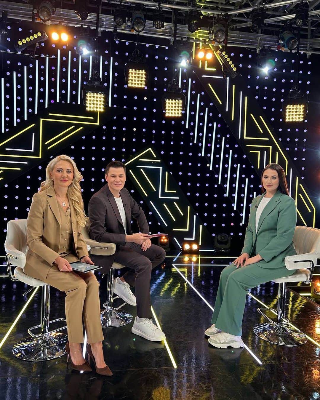 RU.TVのインスタグラム：「Женский бизнес: первые шаги и успех. Скорее подключайся к программе «Деньги в большом городе»! 💸  Максим Привалов и генеральный директор Русской Медиагруппы - Любовь Маляревская ждут вас в 16:00 🕒   В гостях Анастасия Якушева - предприниматель, владелец производства нижнего белья и домашней одежды.」