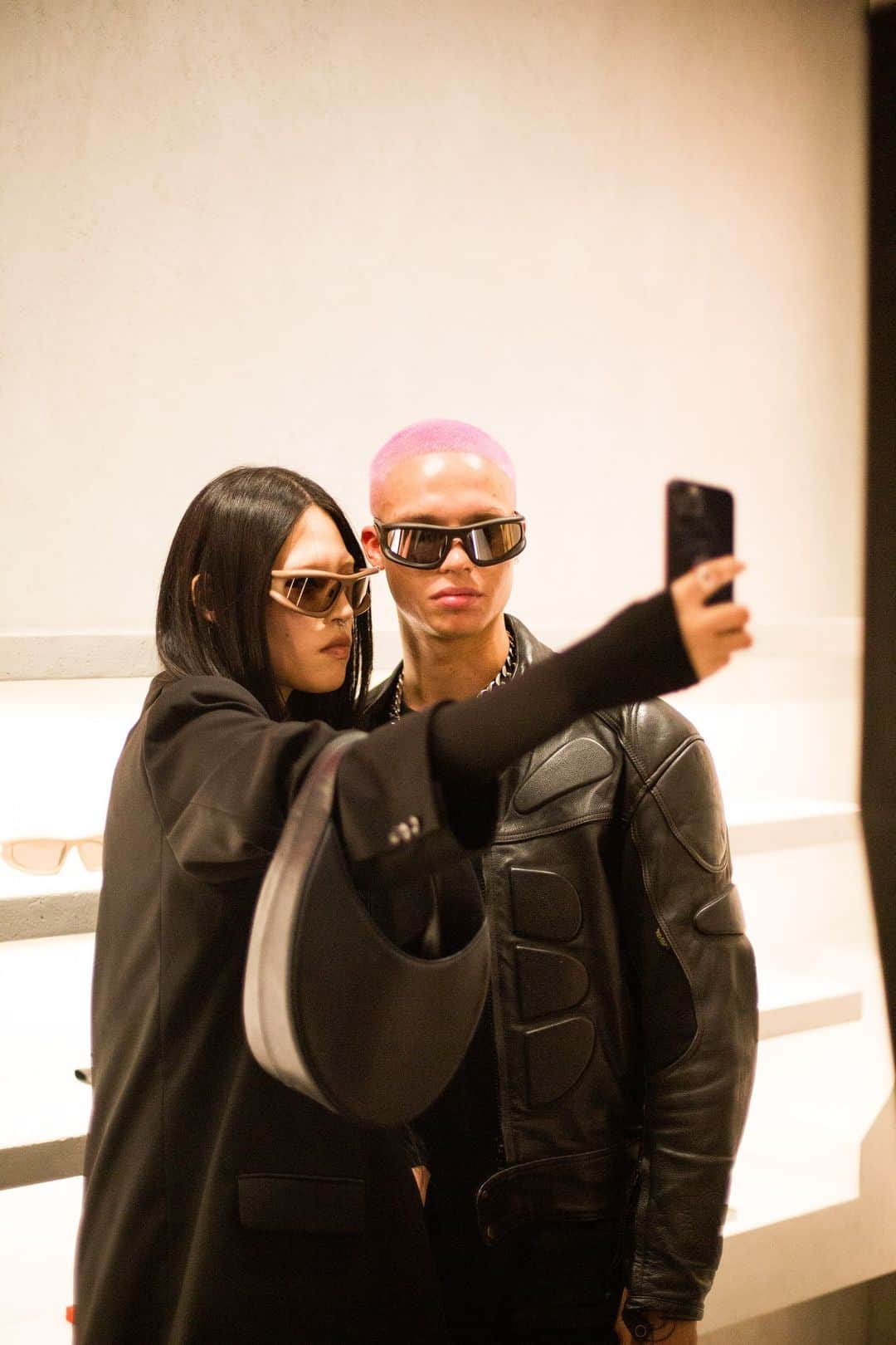 MYKITAさんのインスタグラム写真 - (MYKITAInstagram)「Get fresh at the weekend – in the spirit of Friday, we wanted to share impressions from our Avant-Premiere event for MYKITA | @032c at @marclebihan during PFW. Bisous to all our gorgeous guests for joining us and bringing their best style game.   Sign up for MARFA via the link in our bio.」10月13日 22時01分 - mykitaofficial