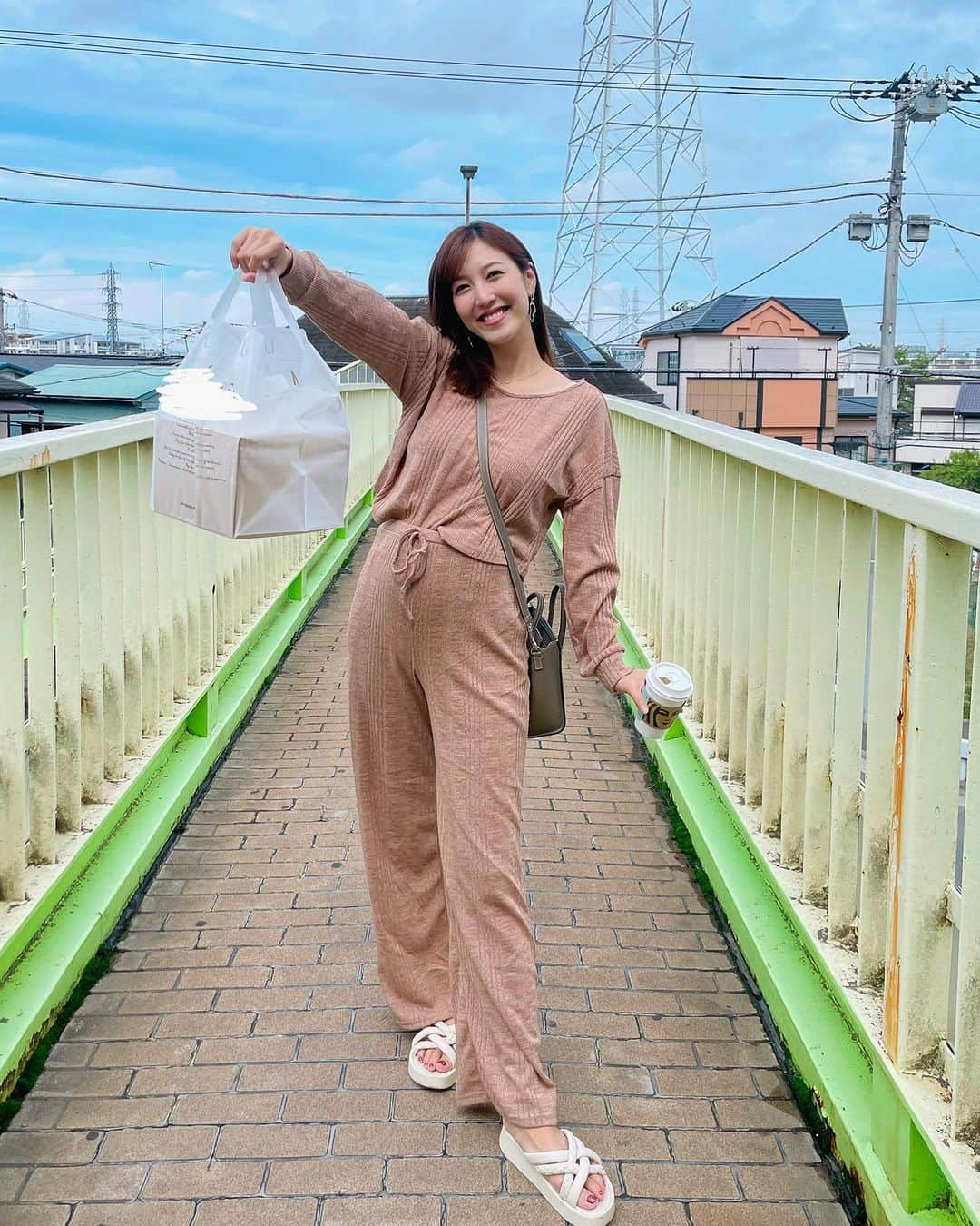 小澤陽子のインスタグラム：「Sooooo 𝚒𝚗 𝚙𝚛𝚒𝚟𝚊𝚝𝚎❁  『ケーキ買ってきたよ〜！食べよ〜🥴』🍰🛍️ …です。※シュウマイ土産ではありません🍶笑  最近 癒してくれた子たち🥺🩵💜 赤ちゃんの癒しのパワーといったら、、、😩💞  今夜も、脱力。ぜひ！！👓🌏 笑いがみんなの癒しになりますように🌿  #地元感。 #出産おめでとう🥰 #WelcomeToTheWorld #旧友に会う癒しの休日 #オフの日🌿 #天使特集👶🏻🍼🥹 #許可いただいています #シェアはぴ  #地元コーデ #マタニティコーデ  #おざよーfashion👗 笑 #全力脱力タイムズ #DNN」