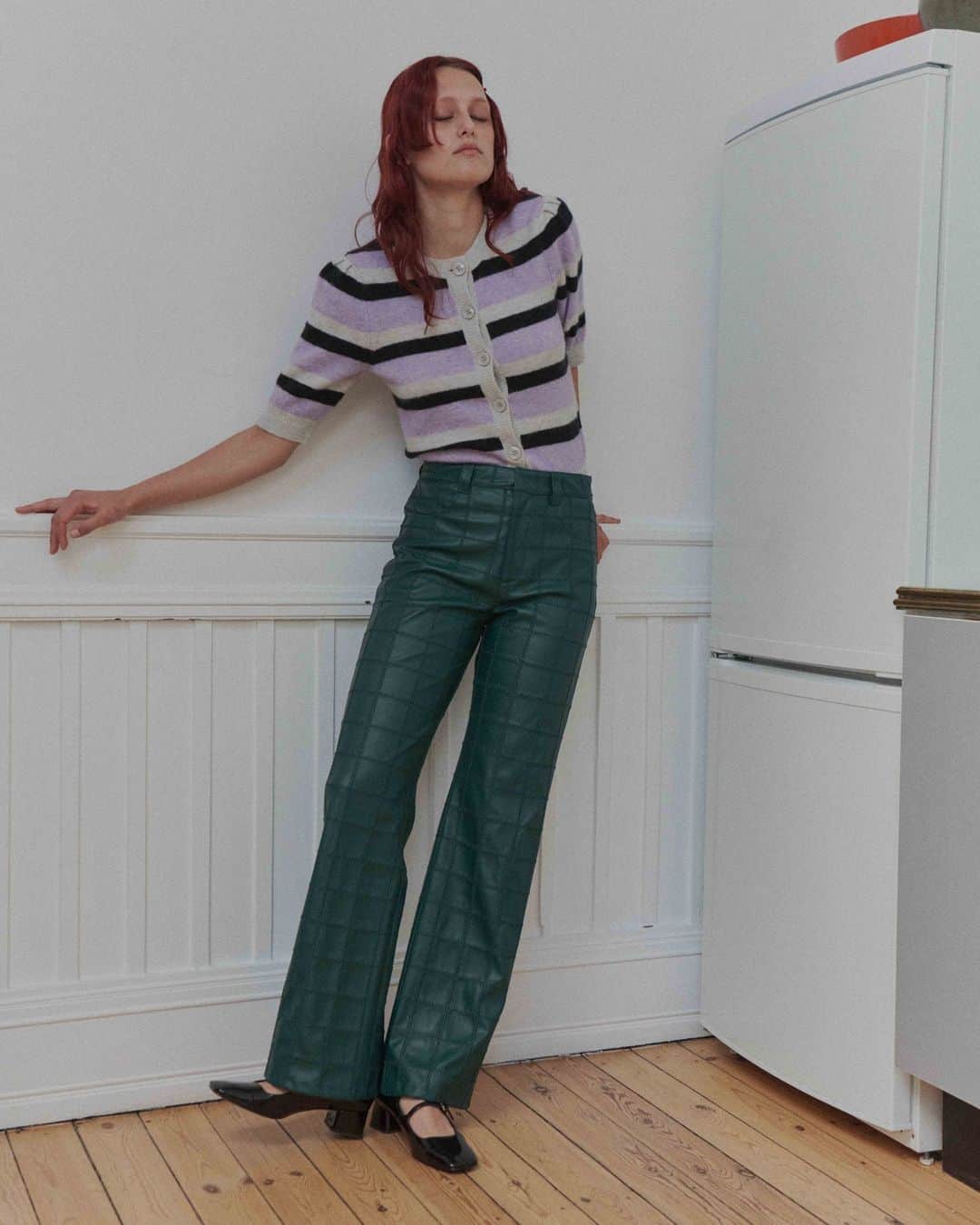 バウム ウンド ヘルガーデンのインスタグラム：「Picture a glimpse into Margot Tenenbaum's world in 2023, where patchwork faux-leather pieces offers a modern take on classic silhouettes: a bomber jacket with a faux-shearling collar, a chic mini dress, and sleek trousers❣️ Available now on baumundpferdgarten.com  #BaumFamily #BaumundPferdgarten」