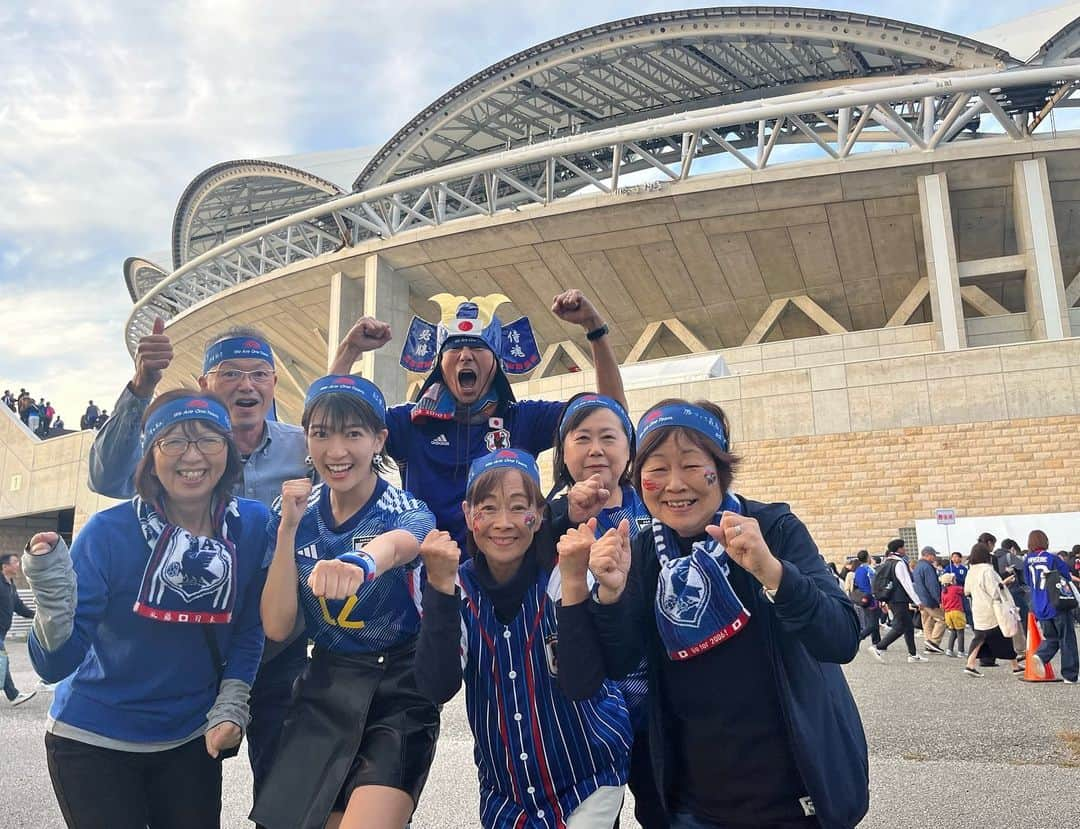 眞嶋優さんのインスタグラム写真 - (眞嶋優Instagram)「現地参戦🔥 本日行われたサッカー日本代表戦、 新潟のデンカビッグスワンスタジアムで、初めて観戦しました！  🇯🇵日本4-1カナダ🇨🇦で、日本勝利！  4ゴール見られて嬉しいです！ 勝利のハチマキをまいて、 現地での応援、最高でした！ 皆さんが思う今日のマンオブザマッチは？  初めて行くスタジアムのワクワク感が たまらなく楽しかったです！  次は、キリンチャレンジカップ。 10/17(火) 19:10キックオフ @ノエビアスタジアム神戸です！　 一緒に応援しましょう〜！  I went to watch a soccer match, 🇯🇵Japan 4vs 1Canada🇨🇦 I was soooooo excited!   #キリン #勝利のハチマキ #サッカー日本代表 #サッカー #soccer  #football #SAMURAIBLUE #daihyo #japan」10月13日 22時01分 - yu_mashima