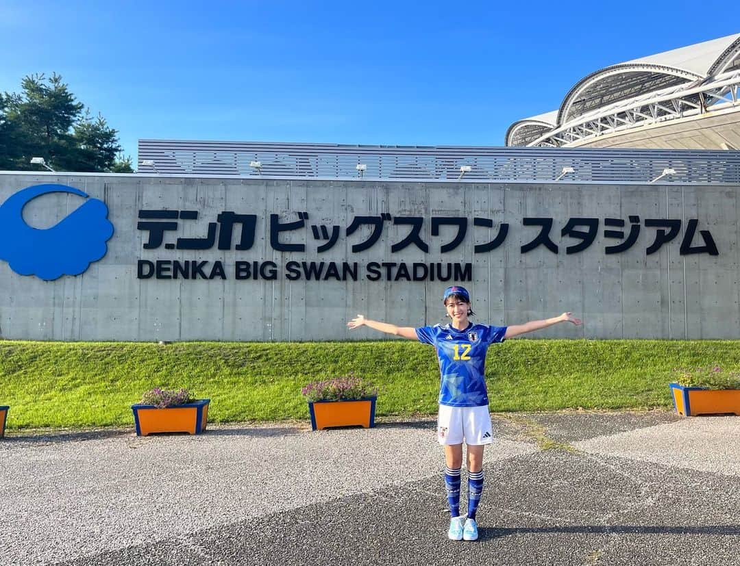 眞嶋優のインスタグラム：「現地参戦🔥 本日行われたサッカー日本代表戦、 新潟のデンカビッグスワンスタジアムで、初めて観戦しました！  🇯🇵日本4-1カナダ🇨🇦で、日本勝利！  4ゴール見られて嬉しいです！ 勝利のハチマキをまいて、 現地での応援、最高でした！ 皆さんが思う今日のマンオブザマッチは？  初めて行くスタジアムのワクワク感が たまらなく楽しかったです！  次は、キリンチャレンジカップ。 10/17(火) 19:10キックオフ @ノエビアスタジアム神戸です！　 一緒に応援しましょう〜！  I went to watch a soccer match, 🇯🇵Japan 4vs 1Canada🇨🇦 I was soooooo excited!   #キリン #勝利のハチマキ #サッカー日本代表 #サッカー #soccer  #football #SAMURAIBLUE #daihyo #japan」