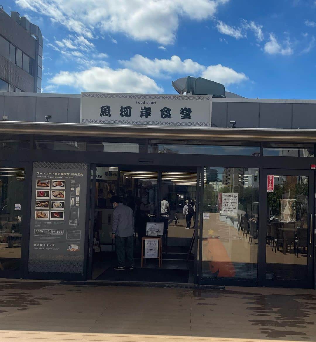 長谷川真美さんのインスタグラム写真 - (長谷川真美Instagram)「#築地グルメ 💓  ぜひ行ってほしい @tsukiji_yabusoba ✨  実は何度も食べに行ったことのある #築地魚河岸 3階にあるお店🤭 @tsukiji_yabusoba に #ママ友 連れて行ってきました🙌  時間も早くから空いていて フードコートエリアっぽい所にあるから 気軽に行きやすく数回行ってる💡 美味しいし場所もいいし 実は教えたくないくらい…💦笑  今回オーダーしたのは 私→築地天丼そば付き 友達→天せいろう海老2本・野菜4品  ボリューミーでお腹いっぱいだし さすが！味も絶品です😋 天ぷら大きすぎない？！ きゅう君とワクワクしながら食べたよ✨  江戸前のお蕎麦と伝統の辛汁❗️ ぜひ堪能しに行ってみてね💓  PR @tsukiji_yabusoba #江戸前そば #揚げたて天ぷら #サクサク天ぷら #大きな穴子 #築地薮そば #築地」10月13日 22時02分 - maami.hase