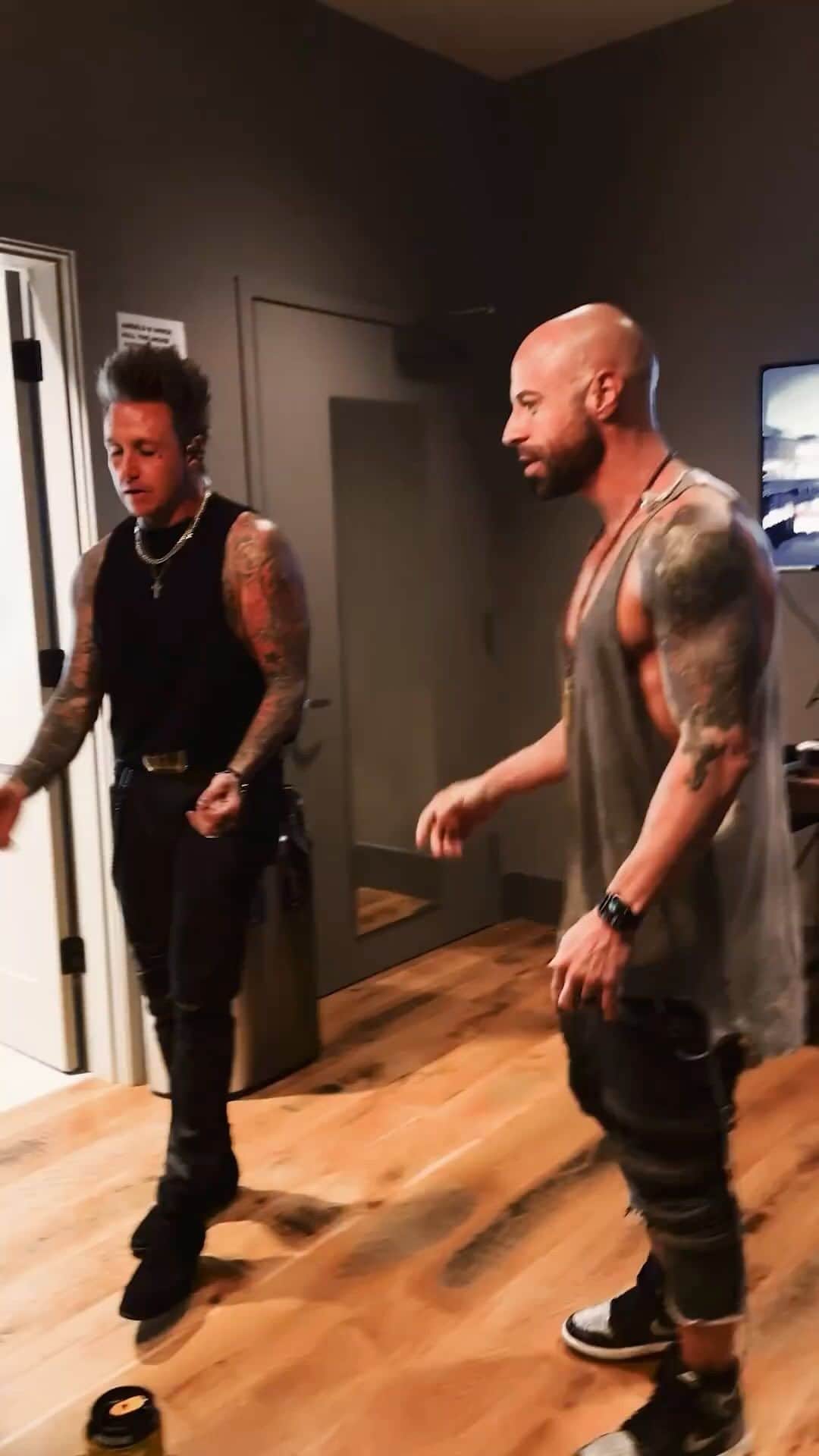 クリス・ドートリーのインスタグラム：「#Repost @paparoach   Last week we had the pleasure of #singing SCARS with the one and only @chrisdaughtry Here is a little sneak peek of us rehearsing. 🎥 @brysonroatch #paparoach」