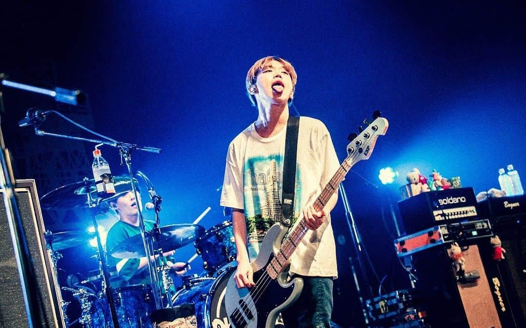 GENさんのインスタグラム写真 - (GENInstagram)「10/13(金) Zepp Osaka Bayside BLUE ENCOUNT 2MAN TOUR 2023 『ASSEMBLE A NEW AGE』 ブルエンのツアー、2本とも良い歌が歌えた気がします。気心の知れたバンドとのツアーはシンプルに楽しいけど、気合いも入るし熱くなる。ブルエンありがとう。今日はしっかり打ち上がろうね🍺 photo by @yamada_mphoto」10月13日 22時02分 - 04genls