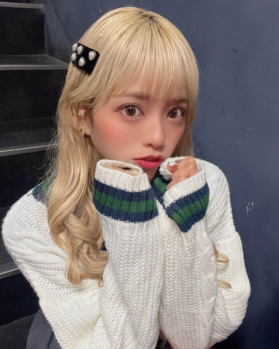 ラムのインスタグラム：「今年の冬は、どんな冬になるかなぁ？？⛄️🤍⛄️🤍 . . .   #burlesquetokyo #バーレスク東京  #六本木 #showgirl #showdancer  #blackflow #ちびっこギャング #冬 #冬服コーデ #金髪ロング #ギャル  #롯폰기 #바레스크도쿄 #일본 #도쿄」