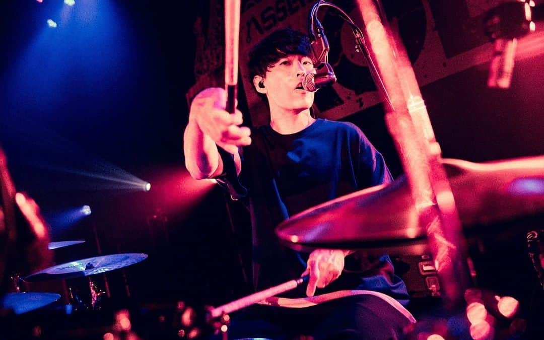 KOUHEIのインスタグラム：「2023.10.13  Zepp Osaka Bayside BLUE ENCOUNT 2MAN TOUR 2023 『ASSEMBLE A NEW AGE』  大阪ありがとー！ ブルエンも2日間ありがとね😌 田辺に昔の恥ずかしい話されたけどな☹️ 楽しかったからいーや😌  📸　@yamada_mphoto   #えぐやん #昨日 #先輩なのに #奢るどころか #ちょっと少なめに出してきやがった #先輩なのに #けち」