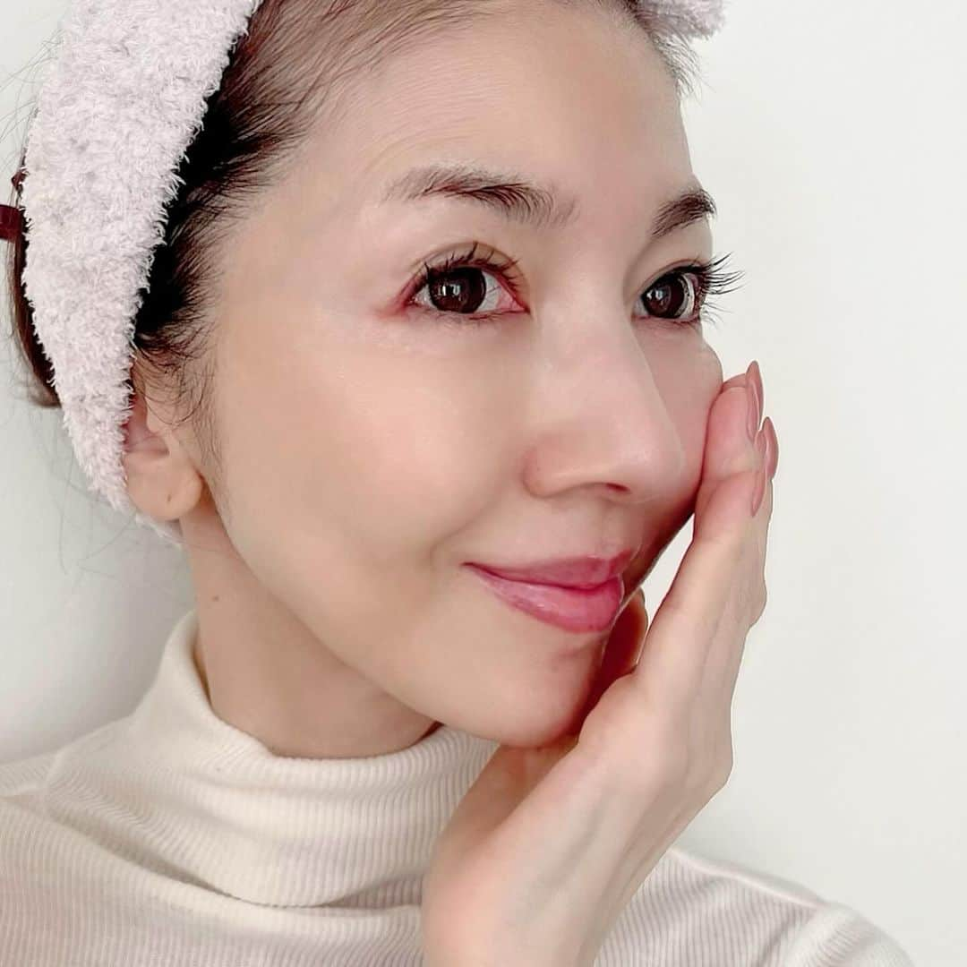 君島十和子のインスタグラム：「元々、顔の左右差が激しい。 どなたでも多少の差はあるらしいですが、 顔を出すことが仕事になっている身としましては 骨格からバランスを整えることが必要です。  先月は2度の海外出張 などもあって 自分メンテナンスを 怠ったら、 顔だけじゃ無く、 首や肩も含めた身体の 右側だけが どっと重たくて 毎晩のラジオ体操では リカバリー出来なくなってしまいました💦  そんな時に頼れる 「ゴットハンド」がいて 良かった‼️ 痛みやひずみが出てくる前に、 正しく整えて きゅんと引き上げて 来週に備える！  @natural_forme  #ナチュラルフォルム #小平先生 #人気殺到 #メンテナンス #整体 #左右非対称  #整える #スタイル #アラ還 #君島十和子」