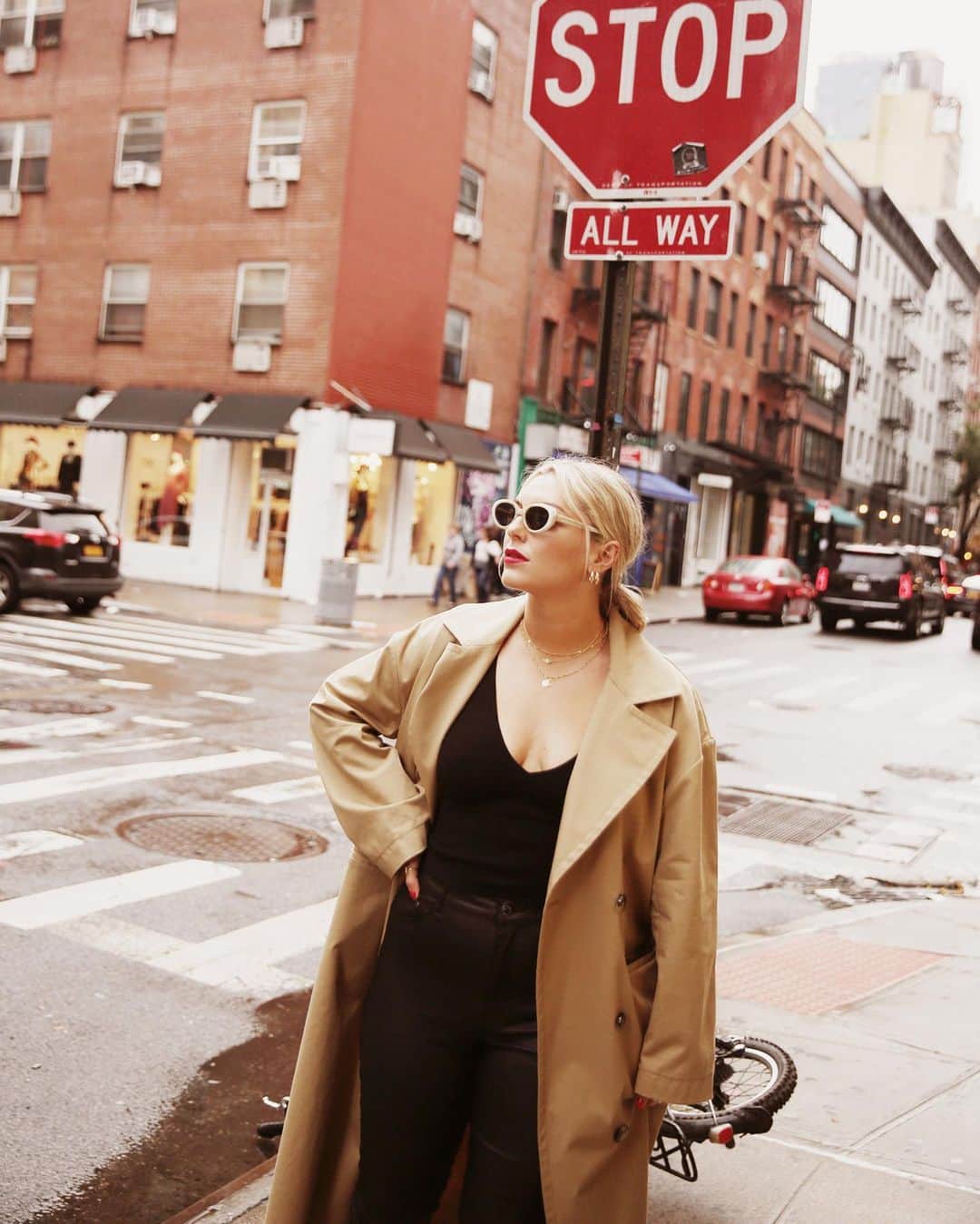 Estée Lalondeさんのインスタグラム写真 - (Estée LalondeInstagram)「In honour of our girl being in NYC, how about a throwback? 🍎🚕🗽」10月13日 22時14分 - esteelalonde