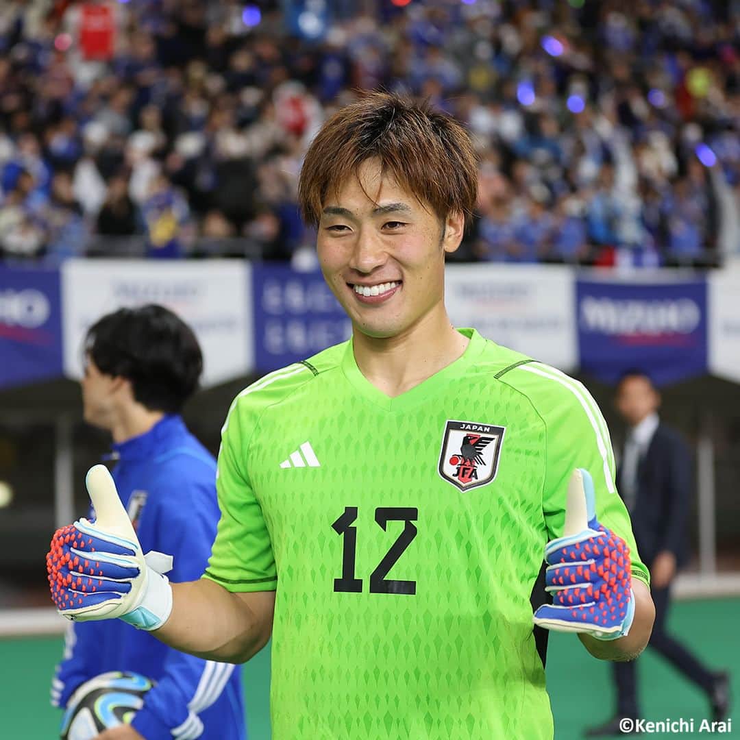 のインスタグラム：「🇯🇵 前半にはPKストップでチームを救う 🧤 自らのファウルでPKを献上したGK #大迫敬介 だが、ジョナサン・デイヴィッドのシュートを足でスーパーセーブ。カナダ代表の同点機を阻止し、#日本代表 に流れを呼び込んだ。(Photo: Kenichi Arai)  #soccer #football #mizuhobluedreammatch #mizuhobluedreammatch2023 #japan #samuraiblue #daihyo #sanfreccehiroshima #sanfrecce #keisukeosako #サッカー #フットボール #サッカー日本代表 #サンフレッチェ広島 #⚽」
