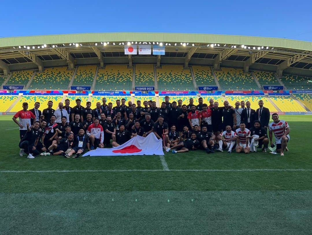 坂手淳史さんのインスタグラム写真 - (坂手淳史Instagram)「2023年ラグビーW杯フランス大会 沢山の応援、サポートをありがとうございました。  最高のチームで最高のW杯に参加することが出来て幸せでした。 ただ望んだ結果ではなく、W杯が終わって数日経った今でも悔しい気持ちが込み上げてきます。  この経験を必ず糧にして、強くなって戻ってきます。  これからも応援して頂けたら嬉しいです。 少し休んで、リーグワンのシーズンへ向かいます！！  #braveblossoms  #rwc2023」10月13日 22時07分 - sakateatsushi2