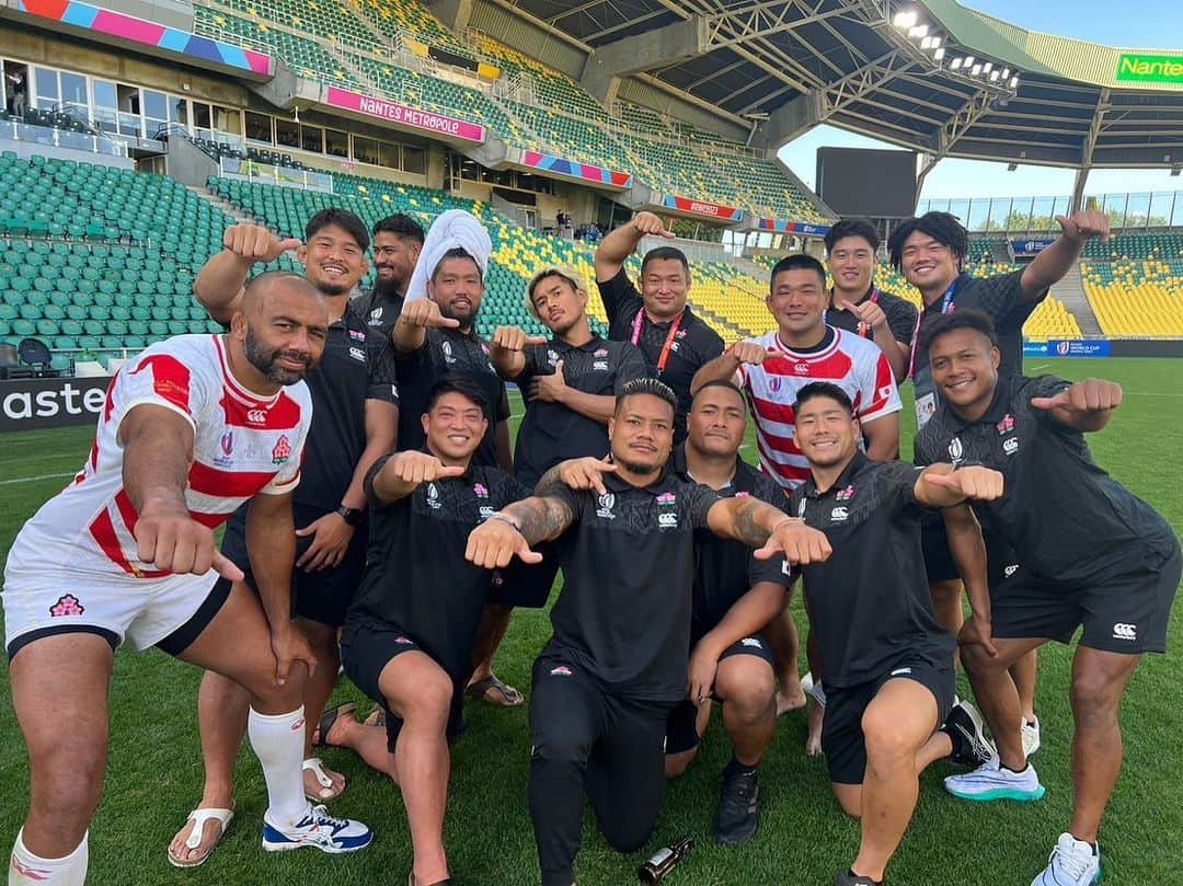 坂手淳史さんのインスタグラム写真 - (坂手淳史Instagram)「2023年ラグビーW杯フランス大会 沢山の応援、サポートをありがとうございました。  最高のチームで最高のW杯に参加することが出来て幸せでした。 ただ望んだ結果ではなく、W杯が終わって数日経った今でも悔しい気持ちが込み上げてきます。  この経験を必ず糧にして、強くなって戻ってきます。  これからも応援して頂けたら嬉しいです。 少し休んで、リーグワンのシーズンへ向かいます！！  #braveblossoms  #rwc2023」10月13日 22時07分 - sakateatsushi2