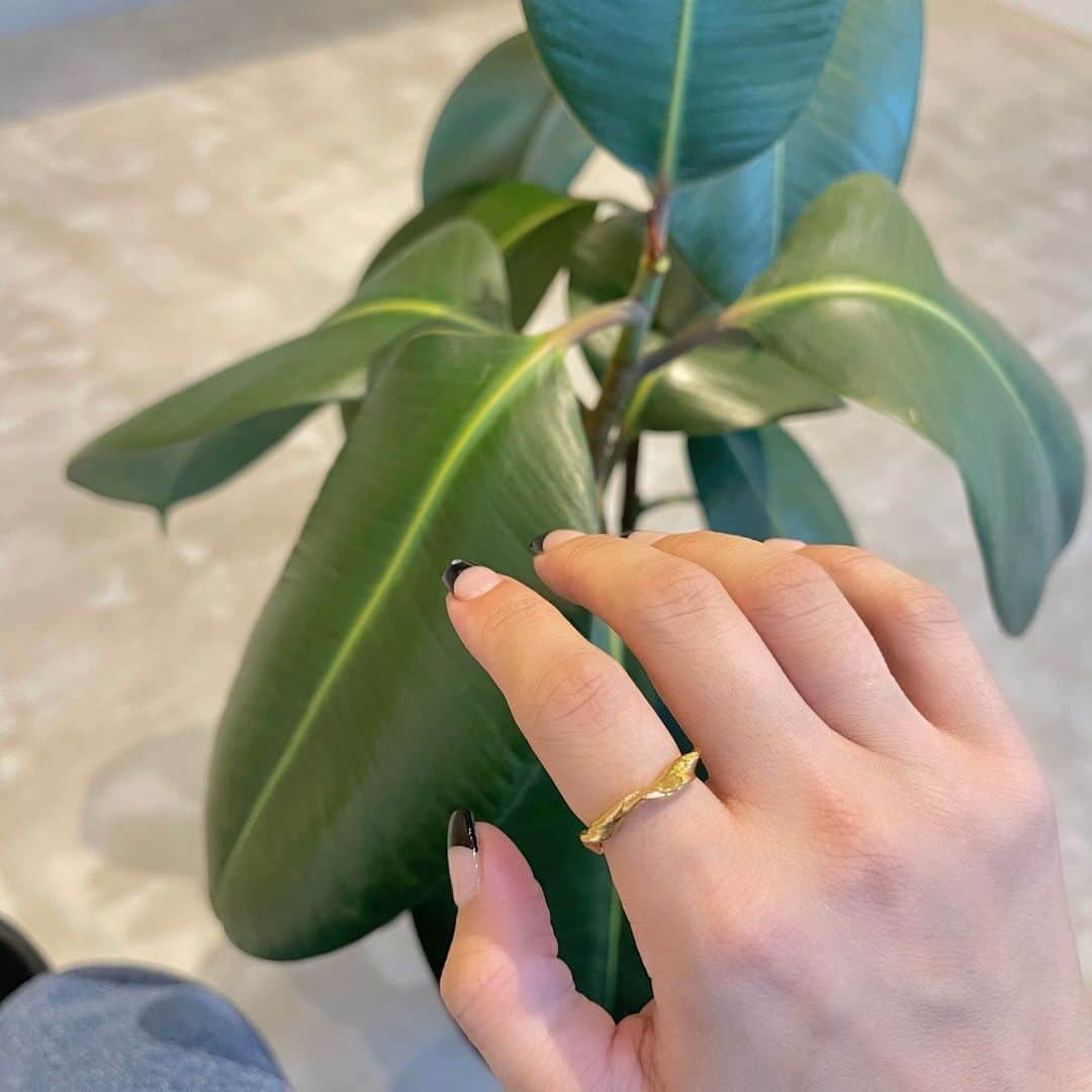 根岸優のインスタグラム：「* @row.jewelry のゴールドリング💍 存在感があって１つでも良い感じ🫶 * * #silver925 #rowjewelry #ring」