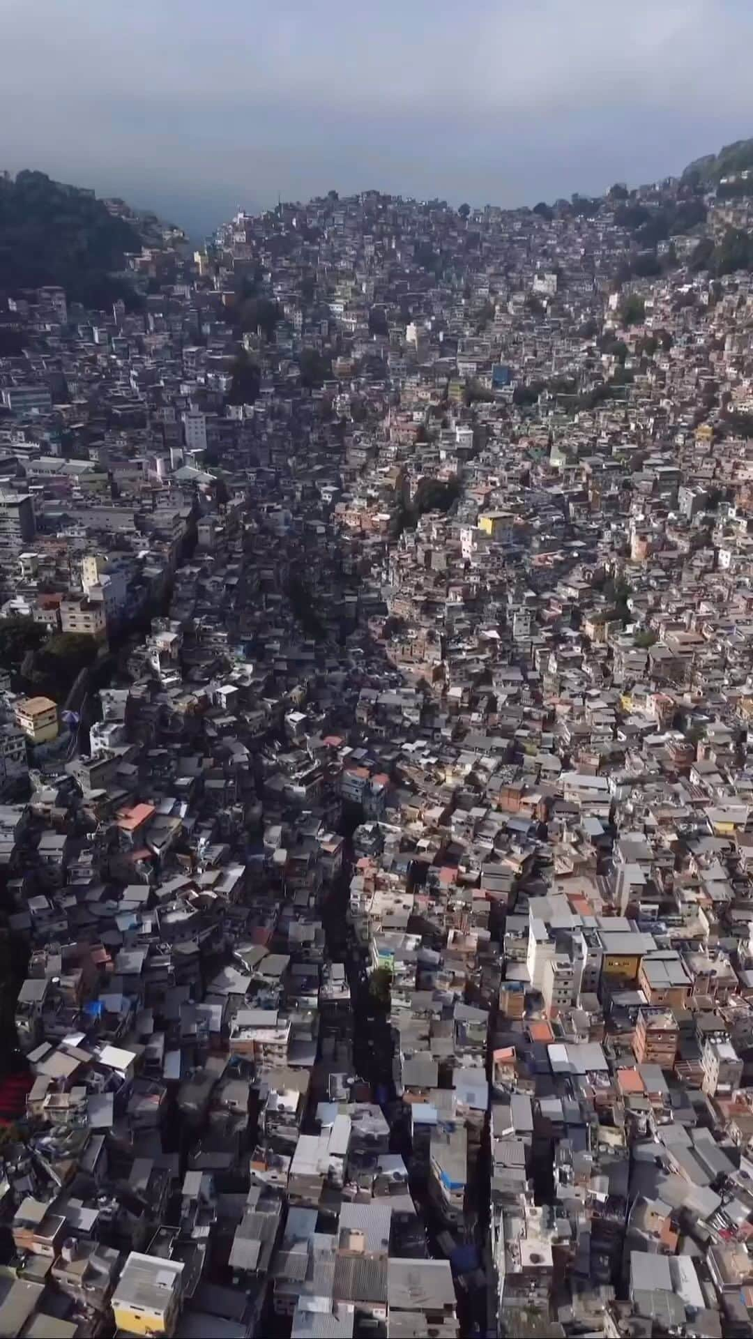 Awesome Wonderful Natureのインスタグラム：「🏘️ Brazil’s Largest Neighborhood: Favela da Rocinha   Rocinha is located in the South Zone of Rio de Janeiro, Brazil. While officially classified as a neighborhood, many still refer to it as a favela. Approximately 200,000 people reside in the favela, making it the most populous shantytown area in Brazil.  📍 Favela da Rocinha, Rio de Janeiro, Brasil  🎥: @betour_rj」