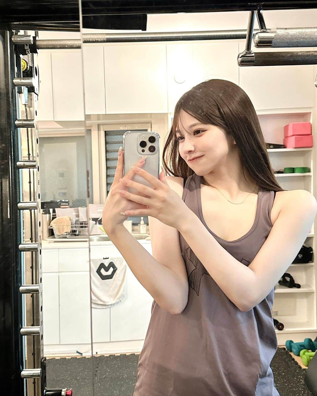 茄子はるさんのインスタグラム写真 - (茄子はるInstagram)「・  𝐆𝐲𝐦 𝐩𝐨𝐬𝐭 🏋🏻‍♀️💌🥒♡  本当に食べることが大好きだからたくさん好きな物食べても罪悪感ないように身体作りせっせと頑張ってます❤️‍🔥🫶🏻  カヌレとマカロンとチョコレート全ては甘党のせい🥲本当に困った…  甘いものは糖化すると言われてもまだ辞められません…  塩っぱいグルテン控える様に頑張ってる🥹  ・ #筋トレ  #ジム  #トレーニング  #韓国ヘア #恵比寿 #긴머리 #Japanesegirl #tokyo #outfit #autumncode」10月13日 22時09分 - nasuchan__0412