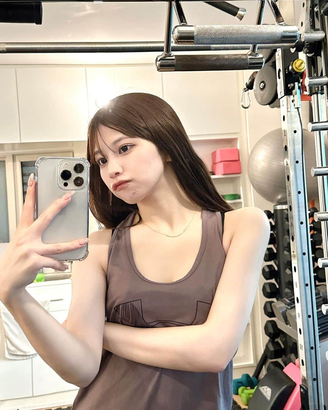 茄子はるのインスタグラム：「・  𝐆𝐲𝐦 𝐩𝐨𝐬𝐭 🏋🏻‍♀️💌🥒♡  本当に食べることが大好きだからたくさん好きな物食べても罪悪感ないように身体作りせっせと頑張ってます❤️‍🔥🫶🏻  カヌレとマカロンとチョコレート全ては甘党のせい🥲本当に困った…  甘いものは糖化すると言われてもまだ辞められません…  塩っぱいグルテン控える様に頑張ってる🥹  ・ #筋トレ  #ジム  #トレーニング  #韓国ヘア #恵比寿 #긴머리 #Japanesegirl #tokyo #outfit #autumncode」