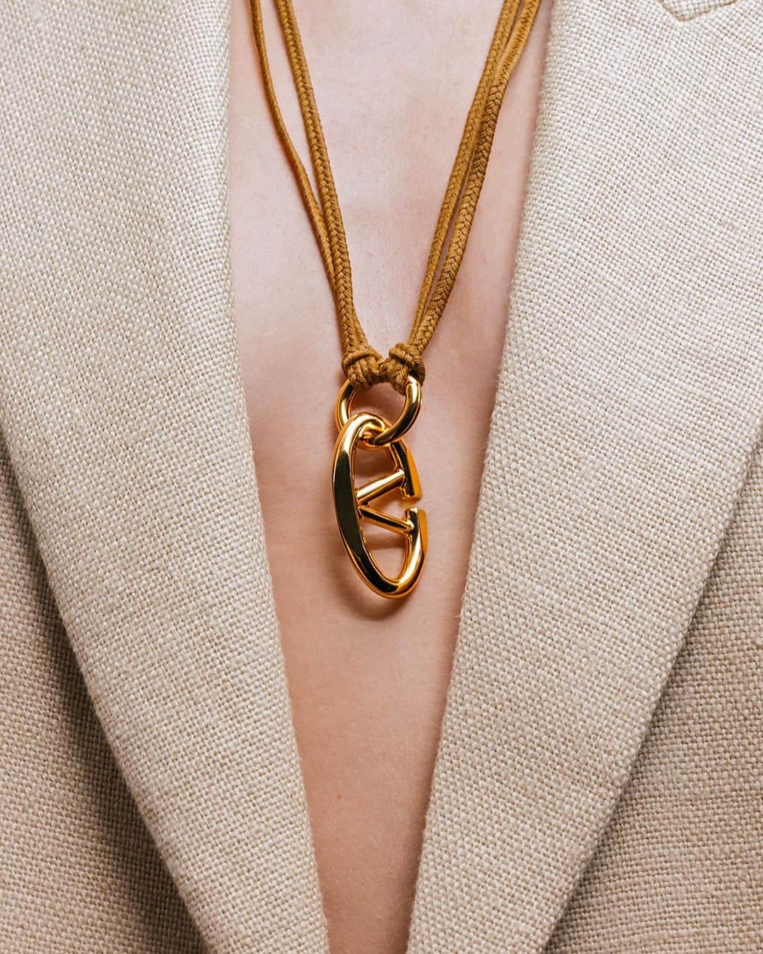 Valentinoのインスタグラム：「Understated, elegant, iconic. A new selection of jewelry shines with the iconic #VLogoSignature, bringing sophistication in conversation with a relaxed attitude.​  Through the link in bio, discover every detail from @pppiccioli's #ValentinoLÉcole collection now.」