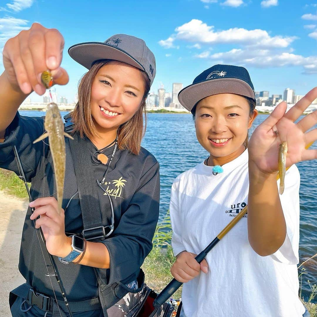 渕上万莉 のインスタグラム：「淀川でハゼ釣り🌴✨  今週10/14(土)初OA✨ 釣りビジョンどっぱち📺 #休日は釣りに夢中 ❗️  しばらく難しい釣りが続いてて なかなか釣果出す事が出来てなかったので今回はまったり癒しの釣りに行って来たよ🌴☀️  地元大阪の陸っぱりということで 前日の夜に私たちのインスタストーリーズで 『淀川で釣りロケしてるから遊びにきて〜🙌🏽』 って告知したら… 何人来てくれたでしょう❓  『みんな暇なんやねー』 って言ったら 『仕事中や‼️』 って🤣🤣（笑） わざわざ本当にありがとね😆❣️❣️  釣ったハゼをタイガー🐯さんが 美味しく料理してくれました‼️ めっちゃくちゃ美味かった🤤  また釣って食べたいなぁ🤤🤤  手軽で楽しい釣りなので 是非観てねーー🙏🏽❣️  ■2023.9.25 大阪府淀川 ハゼ釣り　（エサ・ハゼクラ）  #ハゼ釣り #淀川ハゼ #淀川 #ハゼクラ #ハゼ料理 #陸っぱり  #にっしゃん #フッチー  #釣りビジョン」