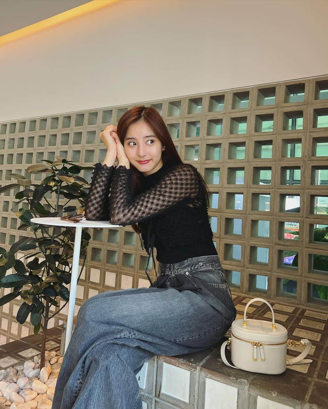 新木優子さんのインスタグラム写真 - (新木優子Instagram)「#私服 in Thailand ♡  tops : @lily_brown_official  denim : @johnlawrencesullivan_official  shoes : @31philliplim  bag : @dior   #PR #ootd #fashion #denim」10月13日 22時12分 - yuuuuukko_