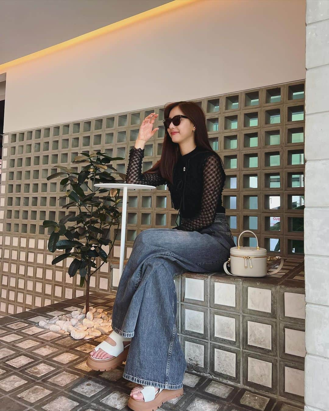 新木優子さんのインスタグラム写真 - (新木優子Instagram)「#私服 in Thailand ♡  tops : @lily_brown_official  denim : @johnlawrencesullivan_official  shoes : @31philliplim  bag : @dior   #PR #ootd #fashion #denim」10月13日 22時12分 - yuuuuukko_