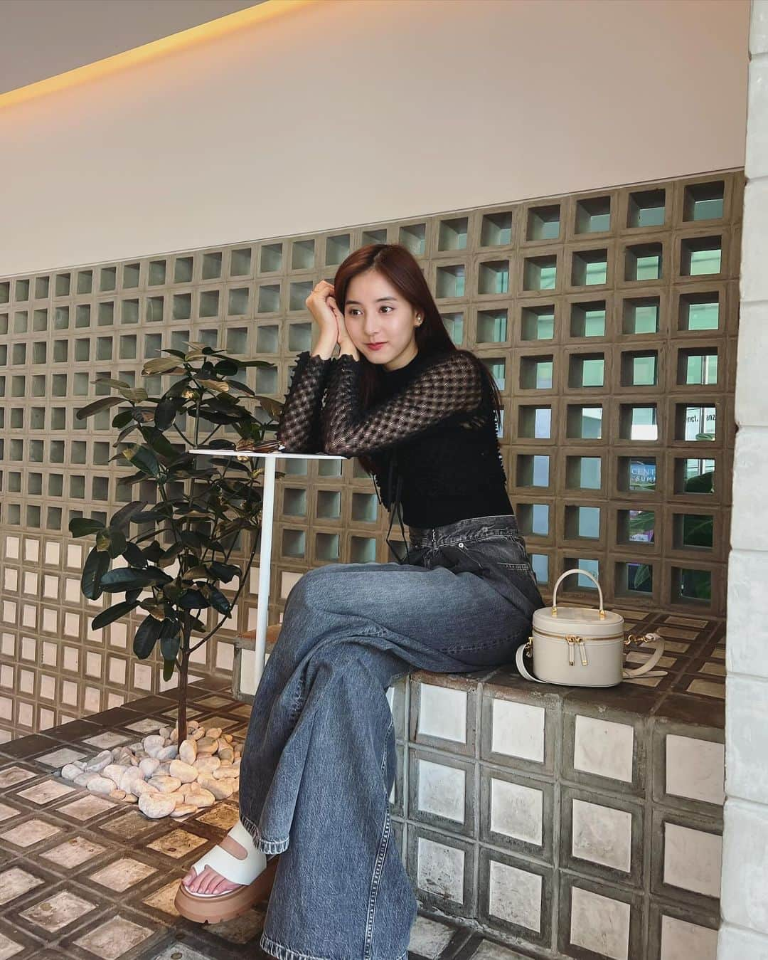 新木優子さんのインスタグラム写真 - (新木優子Instagram)「#私服 in Thailand ♡  tops : @lily_brown_official  denim : @johnlawrencesullivan_official  shoes : @31philliplim  bag : @dior   #PR #ootd #fashion #denim」10月13日 22時12分 - yuuuuukko_