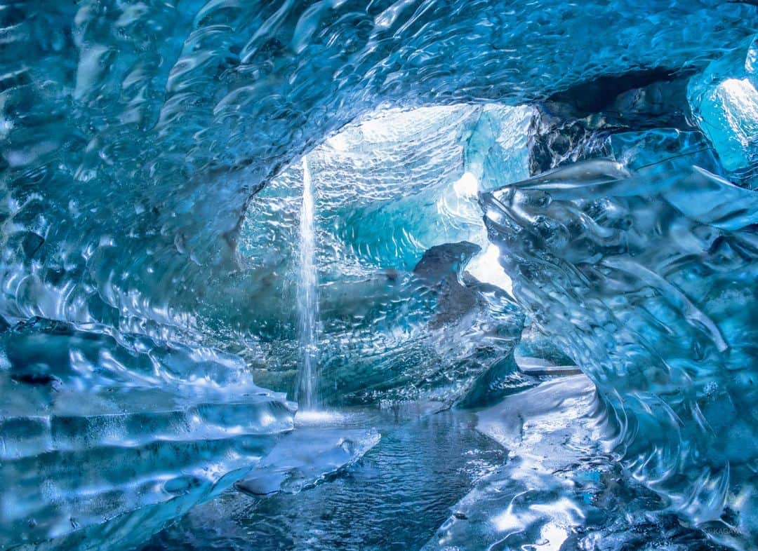 KAGAYAのインスタグラム：「氷の天窓から落ちる滝。 氷の上をせせらぐ小川。 氷河の中にできた氷の洞窟に入ると、そこは青の世界でした。 （昨日、アイスランドにて撮影）  #Iceland #アイスランド #sonyalpha #α7rv」