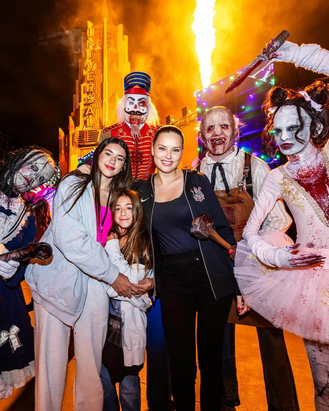 アドリアナ・リマさんのインスタグラム写真 - (アドリアナ・リマInstagram)「🧟‍♀️Thank you @unistudios for hosting my family in our first time ever on @horrornights #UniversalHNN🧟‍♀️」10月13日 22時14分 - adrianalima