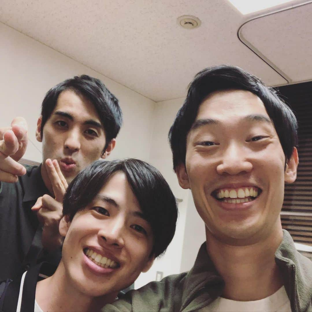 竹内一希のインスタグラム：「今日はタイタンライブでした！ 久しぶりにゲストでさすらいラビーさんが来てくれました！ 前回と同じ構図で写真撮ろうと思ったら左右反転してしまいました。 エンディングも久しぶりに全員登場で楽しかったですね。 あれ、俺の顔がランドールに似ている…？」