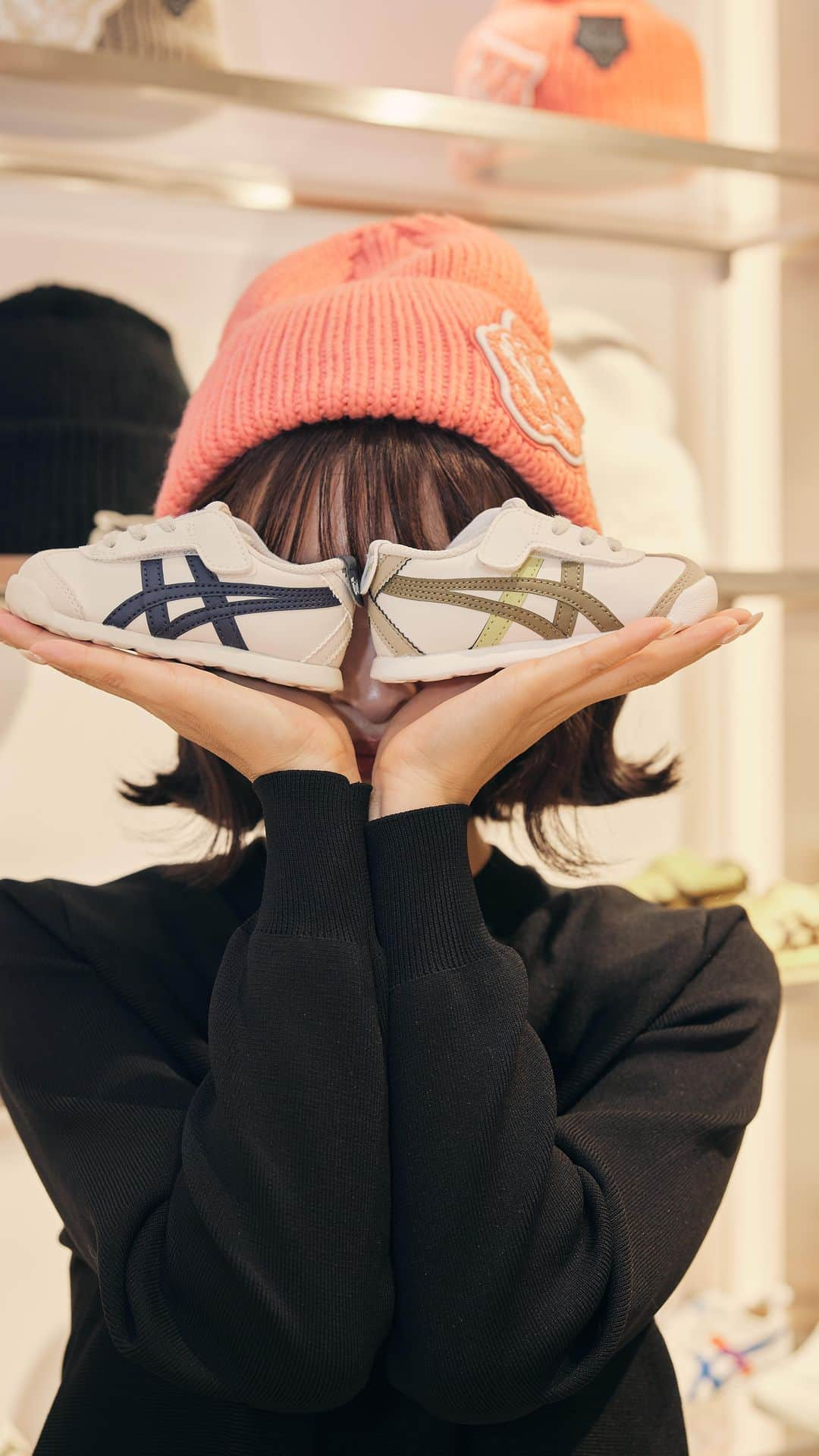 Kerinaのインスタグラム：「昨天Onitsuka tiger的開幕活動 來賓是蛋堡 讓身為蛋堡粉的助理站搖滾區第一排  不知道是不是因為這樣工作特別認真🤣 竟然馬上生出一支花絮影片給我 看來偶像的影響力真的不容小覷呢😏  #她說那下次有機會看到瘦子嗎」