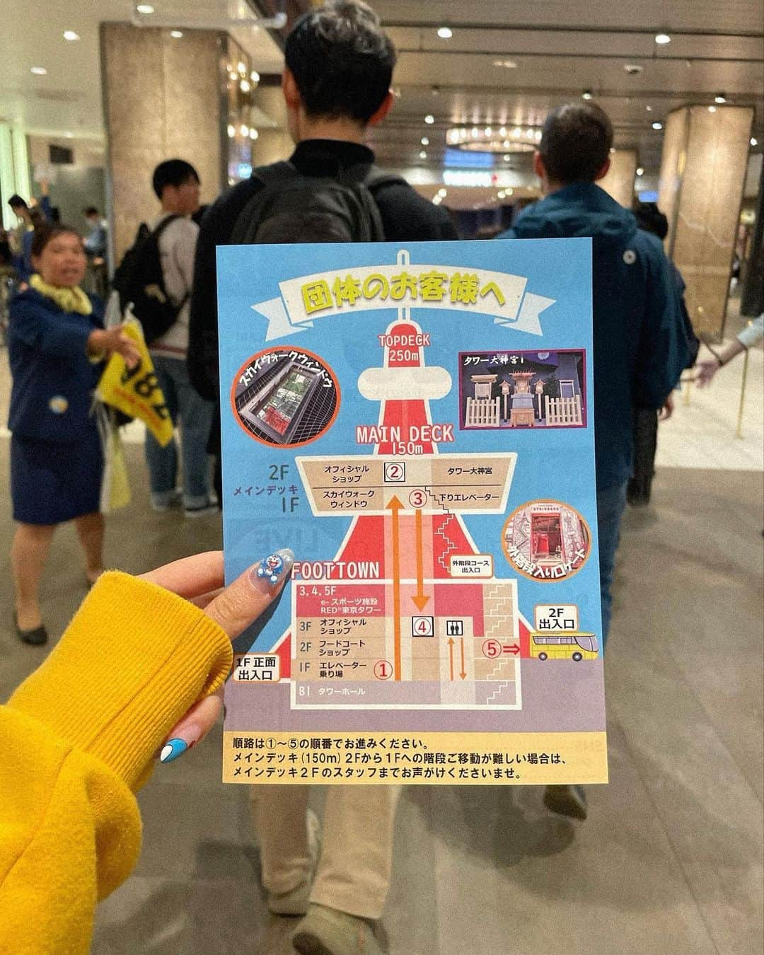 西井万理那さんのインスタグラム写真 - (西井万理那Instagram)「はとバスで夜の東京観光🗼笑 旗もってるひとについてくのなんかシュールでうけた、」10月13日 22時19分 - namahamu0822