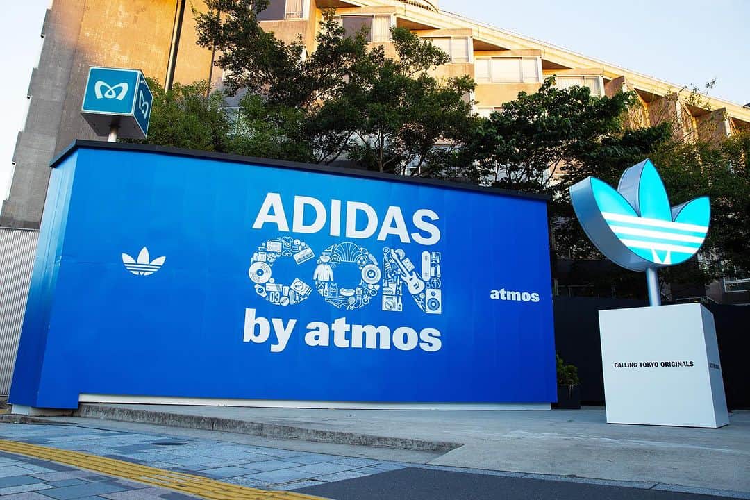 アトモスさんのインスタグラム写真 - (アトモスInstagram)「. adidas CON by atmos  2023.10.14(SAT) - 15(SUN) @ jing Harajuku  いよいよ明日開催！！  「ひとつのオリジナル、それぞれのスタイル。」キャンペーンのもと、アディダスとアトモスが発信する東京ストリートカルチャーをフィーチャーし、アディダスのレガシーと、その世界感を体感できるスペシャルイベント。 「#1000Originals」の集大成としてアディダス アンバサダーをはじめとする1000人のポートレートの展示から、カルチャーを牽引しながら世代とジャンルの垣根を超えたミュージック、ワークショップ、ゲーム、アート、フードなどのコンテンツが盛り沢山。  2日間を通じて、目が離せないエクスペリエンスをお届けします。  -GET THE "adidas CONFIRMED" APP-  入場にはアプリ提示が必要となります。（入場無料） 事前にダウンロードのうえ、会場入口にてご提示ください。  #adidasconbyatmos #atmos #adidasoriginals」10月13日 22時24分 - atmos_japan