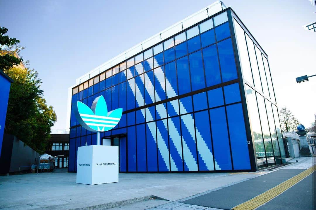 アトモスのインスタグラム：「. adidas CON by atmos  2023.10.14(SAT) - 15(SUN) @ jing Harajuku  いよいよ明日開催！！  「ひとつのオリジナル、それぞれのスタイル。」キャンペーンのもと、アディダスとアトモスが発信する東京ストリートカルチャーをフィーチャーし、アディダスのレガシーと、その世界感を体感できるスペシャルイベント。 「#1000Originals」の集大成としてアディダス アンバサダーをはじめとする1000人のポートレートの展示から、カルチャーを牽引しながら世代とジャンルの垣根を超えたミュージック、ワークショップ、ゲーム、アート、フードなどのコンテンツが盛り沢山。  2日間を通じて、目が離せないエクスペリエンスをお届けします。  -GET THE "adidas CONFIRMED" APP-  入場にはアプリ提示が必要となります。（入場無料） 事前にダウンロードのうえ、会場入口にてご提示ください。  #adidasconbyatmos #atmos #adidasoriginals」