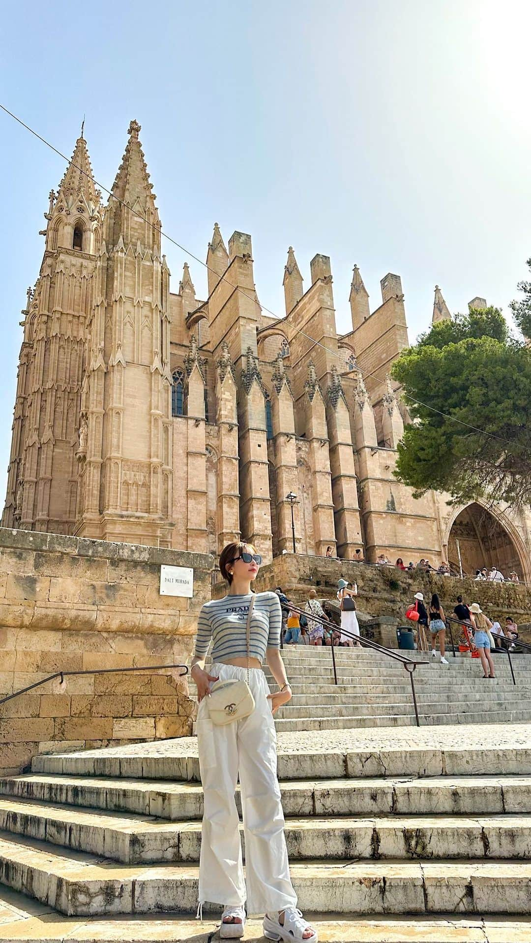 JUNKO（飯田順子）のインスタグラム：「🇪🇸 ・ パルマ デ マヨルカ大聖堂 ・  #スペイン旅行 #spain🇪🇸 #spaintravel  #mallorca #マヨルカ島 #マヨルカ旅行#旅スタグラム #旅行記 #海外旅行#旅行好きな人と繋がりたい #タビジョ #旅行写真 #旅フォト#パルマデマヨルカ大聖堂 #CatedraldePalma deMallorca」