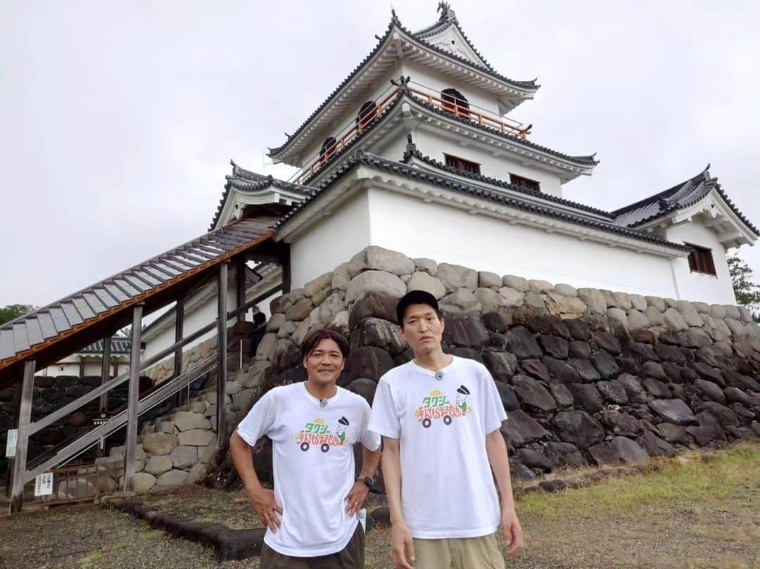 テレビ東京「土曜スペシャル」さんのインスタグラム写真 - (テレビ東京「土曜スペシャル」Instagram)「明日18時30分からの土曜スペシャルは… 『千原ジュニアのタクシー乗り継ぎ旅　第16弾🚕💨』  タクシー旅恒例、「タクシー呼んでくれた人おすすめチェックポイント」 第14弾から始まったこのルール… 実は裏ではかなりバタバタしております😅  実際に聞き込むまでどこがおすすめされるかわからない… もちろん、撮影もその場でお願いしています 皆様にはかなりご迷惑をおかけしながら番組を撮影させていただいています📸 いつもご協力いただき、スタッフ一同感謝申し上げます  そんなおすすめチェックポイントの中から2つ目を紹介します🏯 宮城県白石市にある『白石城』 ここで色々とお話ししたいことはあるのですが… ネタバレになってしまいますのでぜひ放送をチェックしてみてください👀  インスタでは、そんな#白石城　での記念写真を2枚、大公開しちゃいます！！ ２人はゴールできたのでしょうか？ 皆様の予想をぜひコメントで教えてください🥰  📣番組公式インスタも更新中！「＠taxijr7」で検索&フォロー✅ 📣TverではスマホやPC、タブレットなどで 全国どこからでも無料のリアルタイム配信で番組をお頼みしいただけます📺  #テレビ東京 #テレ東 #土曜スペシャル #土スペ #ジュニアタクシー #千原ジュニア #大久保嘉人 #サッカー #タクシー旅 #福島県 #猪苗代湖 #野口英世記念館 #野口英世 #宮城県 #遠刈田温泉 #蔵王 #山形県 #立石寺 #旅行 #国内旅行 #旅行好きと繋がりたい #travel #⚽️」10月13日 22時20分 - tvtokyo_dosupe