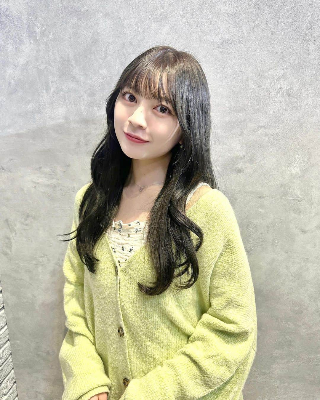 廣川奈々聖さんのインスタグラム写真 - (廣川奈々聖Instagram)「オリーブカラーになったよ💭🍐🐁⸒⸒♡ ⁡ 久々に暗めなの 色落ちも楽しみ〜 ！^ > ̫ < ^ ⁡ ⁡ @__7na.fi_ne さん、ありがとうございます🤍 ⁡ ⁡ (とてもメイクうすい、、🛌)  ⁡ ⁡#pr #haircolor #olivecolor #newhair #ヘアカラー #アッシュカラー  #寒色系カラー #赤み消しカラー #巻き髪 #ロングヘア #プルエクステ  ⁡」10月13日 22時21分 - nanaseven7_u_u