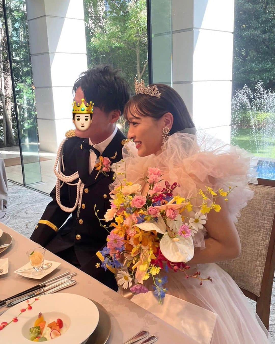 橋本耀さんのインスタグラム写真 - (橋本耀Instagram)「先日、結婚式を挙げました💒  ずっと憧れていた日👗 大好きなお友達と大切に育ててくれた両親、大好きな人と 迎えられたことが夢のようでまだふわふわしてます☁️  当日は、あれ？現実だった？と思うくらいあっという間に終わってしまって不思議な気持ちでした😮‍💨  ずっとバタバタで準備に切羽詰まってしまった時もあったけど、 ほんっとうに挙げてよかった  来てくれたみんなが私を見る目が本当に温かくてどんな瞬間も、 生涯忘れられない時間になりました 当日扉開けたらみんな来てなかったらどうしようとか（笑） 色んな不安しかなかったけど、そんな気持ちを忘れるくらい 私は本当に本当に素敵な人たちに囲まれているんだなって 涙が出るほど実感しました…🥲  最後の画像のウェルカムボードは、 お姉ちゃんが手描きで私たちを書いてくれて… 本当に可愛くてお気に入り💍  あぁ本当に夢見てるみたいだった〜 パパとバージンロード歩くのも叶った💫  写真も少しずつ載せるのでお付き合いください…🧚🏻‍♀️」10月13日 22時22分 - hikarihashimoto_official