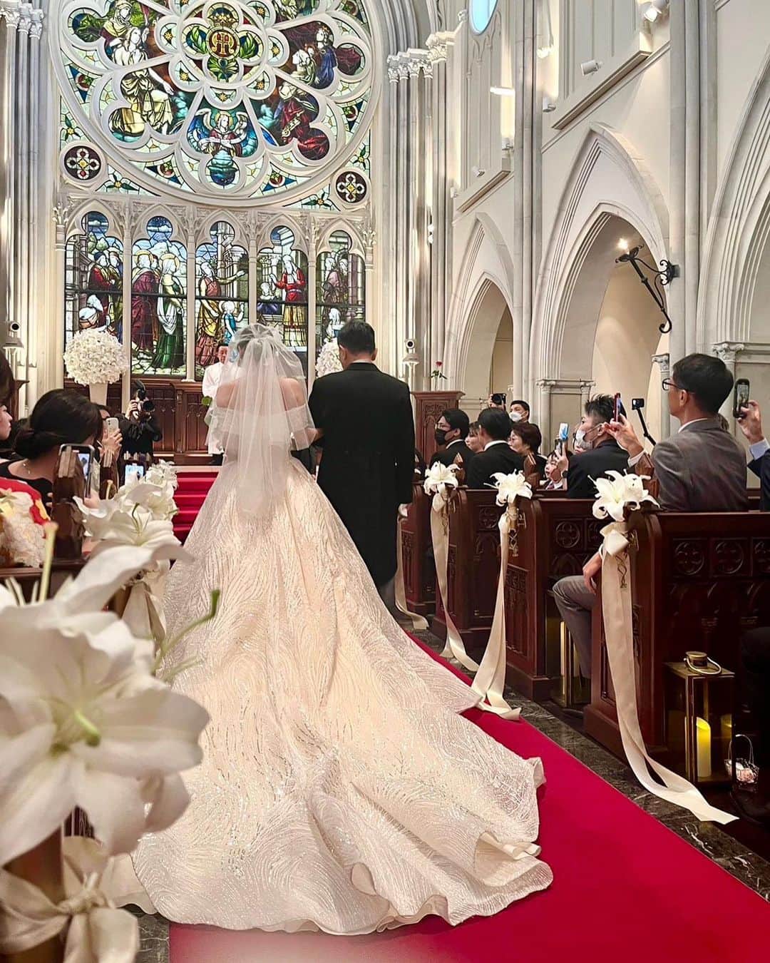 橋本耀のインスタグラム：「先日、結婚式を挙げました💒  ずっと憧れていた日👗 大好きなお友達と大切に育ててくれた両親、大好きな人と 迎えられたことが夢のようでまだふわふわしてます☁️  当日は、あれ？現実だった？と思うくらいあっという間に終わってしまって不思議な気持ちでした😮‍💨  ずっとバタバタで準備に切羽詰まってしまった時もあったけど、 ほんっとうに挙げてよかった  来てくれたみんなが私を見る目が本当に温かくてどんな瞬間も、 生涯忘れられない時間になりました 当日扉開けたらみんな来てなかったらどうしようとか（笑） 色んな不安しかなかったけど、そんな気持ちを忘れるくらい 私は本当に本当に素敵な人たちに囲まれているんだなって 涙が出るほど実感しました…🥲  最後の画像のウェルカムボードは、 お姉ちゃんが手描きで私たちを書いてくれて… 本当に可愛くてお気に入り💍  あぁ本当に夢見てるみたいだった〜 パパとバージンロード歩くのも叶った💫  写真も少しずつ載せるのでお付き合いください…🧚🏻‍♀️」