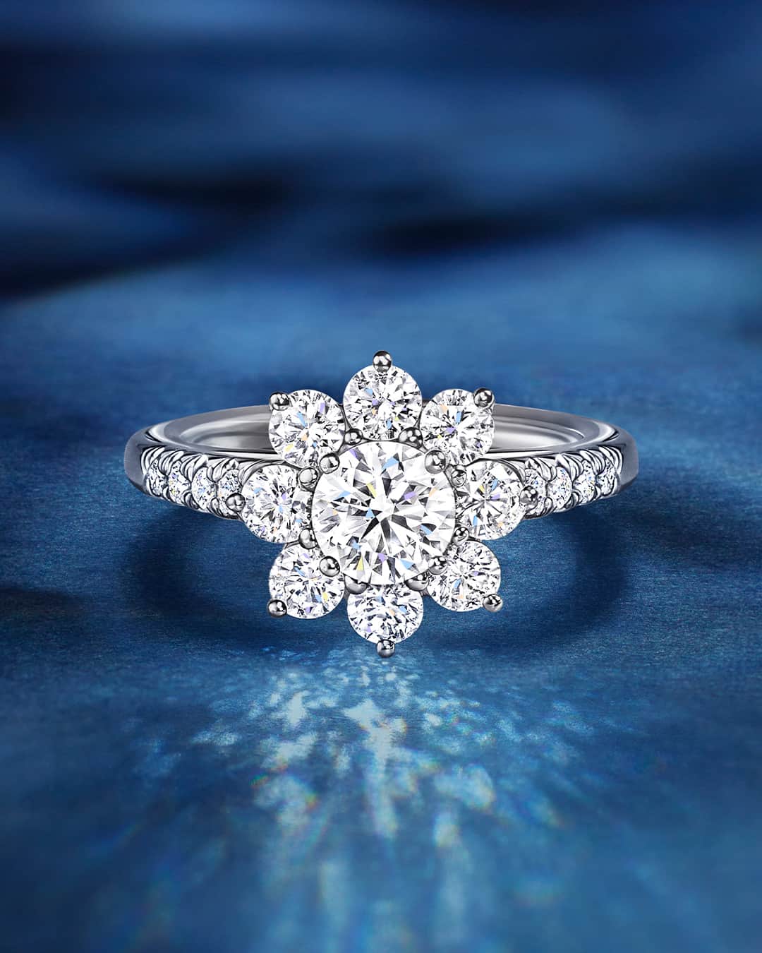 ハリー・ウィンストンのインスタグラム：「Capturing the innate beauty and perfect symmetry of its namesake bloom, this Sunflower Diamond Ring is a brilliant testament to the House’s legacy of honoring nature’s gifts with exquisite diamonds. Discover timeless floral-inspired gems by tapping the link in bio. #HarryWinston」