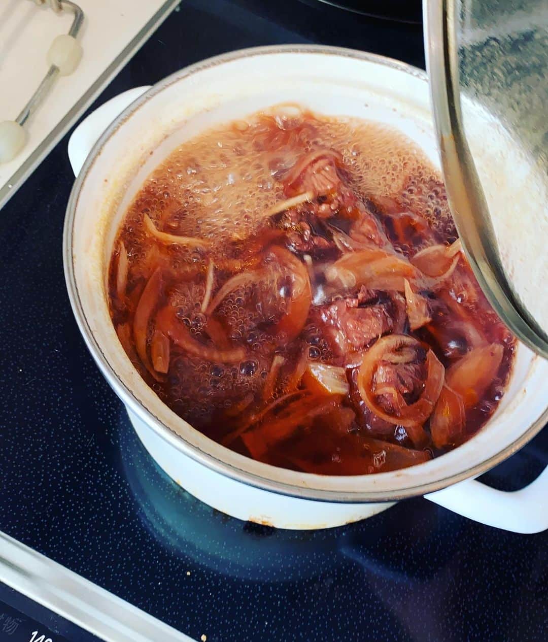 犬伏まりさんのインスタグラム写真 - (犬伏まりInstagram)「久しぶりの煮込み料理。  東京で食べた牛肉の赤ワイン煮込み @nishi_y_an がとっても美味しくて  京都パークハイアット　@parkhyattkyoto でいただいた金時豚🐖　@kintokibuta も美味しくて  どっちもコラボさせてみました😛  とはいえ、コトコト丁寧に煮込むのなんて 久しぶり！  ローリエもないし、 こんなタイミングで色々足りないw  少し出汁と醤油を出して お砂糖とワイン、ケチャップを少し加えて、、、  とにかくじっくり煮込みました🎵  うん。なかなかいい感じ😊　 少しずつ秋も深まりを感じる日々  あったかい煮込み料理🥘は お家に帰る楽しみになってくれるかな？  #ぶっしー食堂　#煮込み　#赤ワイン煮込み　 #おうちごはん #手作り　#レシピ　#肉料理　 #手料理　#今夜の晩御飯  #ワーママごはん  #時短　#簡単　#節約」10月13日 22時32分 - bussymari