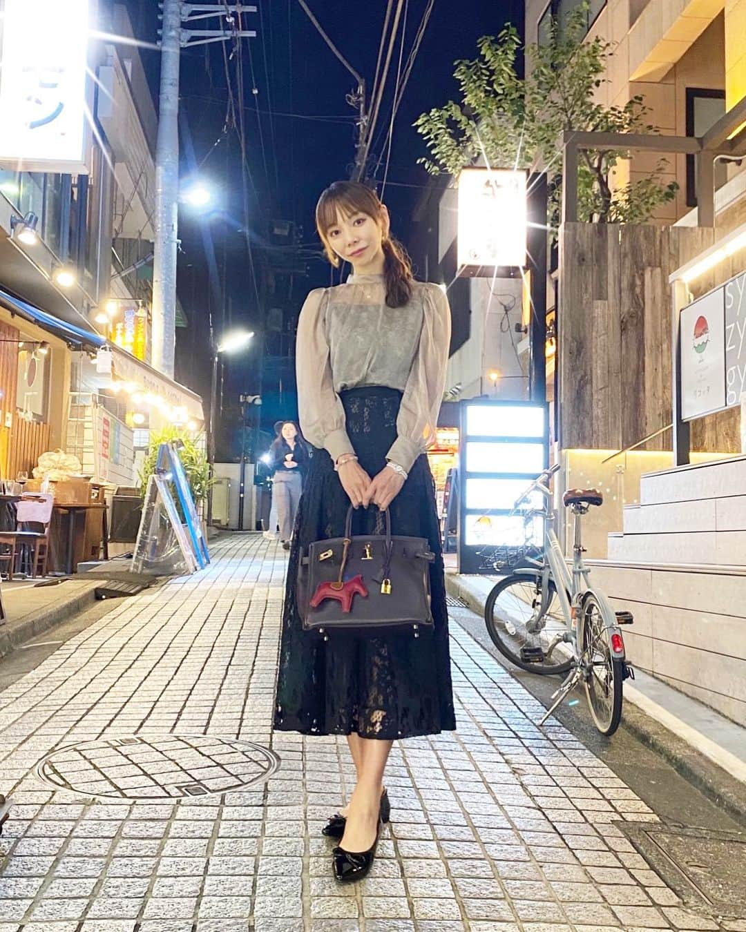 上野水香のインスタグラム：「Kagurazaka  Shoes @piuprima_official  Skirt @adore_jp  Bag @hermes」