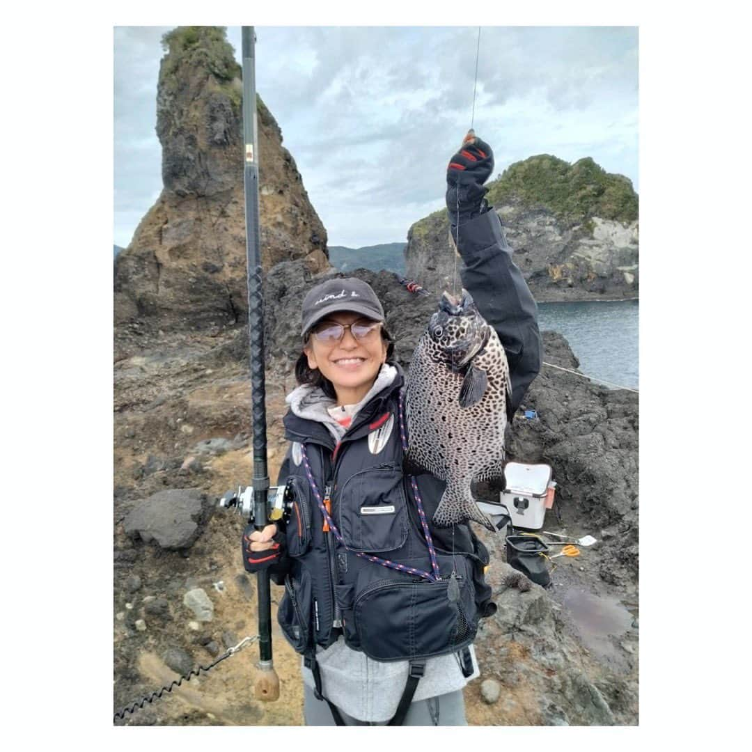 大石参月のインスタグラム：「父の長年の趣味の磯釣りに🎣ついに初同行！！！ 磯釣り初めてのお魚さんは石垣鯛さんでした🐟 引きの強さが痺れたぁぁ！！！🤩 夜明け前に流れ星もみれて💫 朝方からの海は最高に気持ちよかったです✨  #磯釣り #石垣鯛 #大石参月」