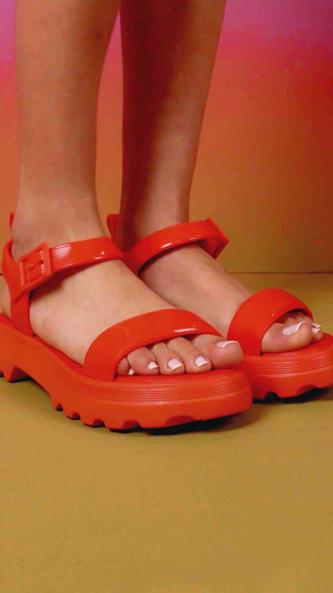 メリッサのインスタグラム：「Já tem planos para o final de semana? 👀 Então, bora dar uma passadinha no #ClubeMelissa da sua cidade e garantir a #MelissaTownSandal 💗 O modelo tá entregando TUDO!」