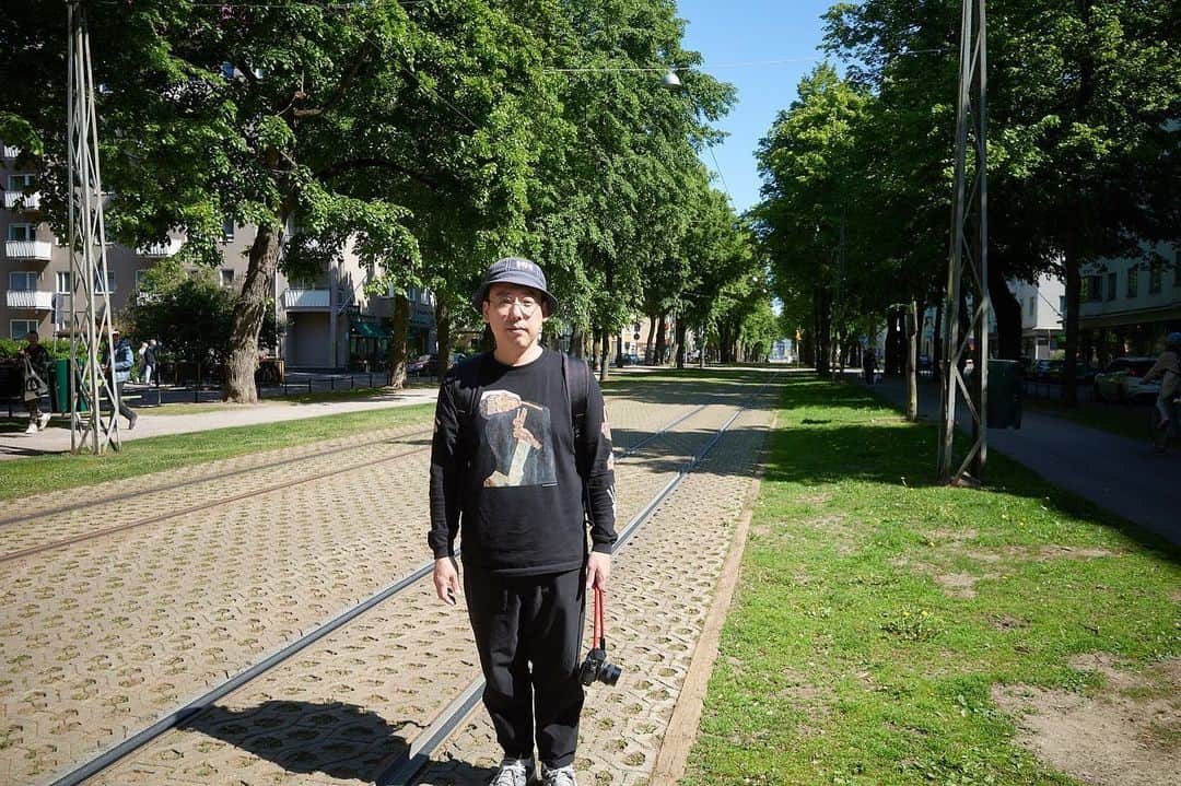 平岡佐智男さんのインスタグラム写真 - (平岡佐智男Instagram)「北欧新婚旅行14：FINISHとFINNISHは聞き分けられないから気をつけた方がいい  アアルト邸はかつて世界的な建築家でデザイナーのアアルトさんが住んでいた家を公開していて、ツアーや見学ができるという建物だ。 妻が昔美術大学に行っていた関係もあり、必ず行きたいと言っていた。僕は詳しくは知らなかったのだが、ヘルシンキ駅から少し遠出できることに少しワクワクしていた。  アアルト邸に着く前から蔦に覆われた街の景色が素晴らしく、期待が高まる。  最寄駅から歩いて10分程度だろうか、アアルト邸は住宅地の中にまぎれていた。いまもアアルト住んでますよと言われても違和感がなかった。  アアルト邸のピンポンを鳴らしてみたが、全く反応はなかった。 あれ？休館日？と思ってネットで検索したが、どうやらやっているらしい。何回かノックしたりピンポンしたりしてみたが反応はなかった。 裏の庭の方へに回れたので行ってみたが、庭にも館内にもひと気は無さそうだ。  同じ様に日本から観光で来ていたお姉さんも途方に暮れていて、やってないんですかね〜などと相談しながら30分ぐらい粘って、こりゃしょうがない。諦めようと家を離れて30mぐらい行ったぐらいだろうか？家から人が出てきた。 僕たちの「いや、おるんかい」はフィンランドの澄んだ空へと吸い込まれた。  なんにせよ、よかったと思いツアーの説明を聞きくことにした。 係の人によるとツアーの定員はいっぱいだが、先に来ていたお姉さんはなんとか次のツアーにすべりこめるそうだ。よかったですねなんて言いながら、僕たちはその次の回でいけるかなと思っていたら、1時間後のネクストツアーはフィニッシュですとのこと。  僕：え、フィニッシュ！？終わり？ 館：そうフィニッシュ。OK？ 僕：いやOKって言われても、しょうがないですよね、、わかりました、残念です。 館：でどうする？ 僕：どうするって言っても、ツアー終わったんですよね？ 館：だから次のツアーはフィニッシュ！ 僕：だから終わったんでしょ？ というやりとりを15ラリーぐらいして、分かったのだが、終わりという意味のFINISHとフィンランド語という意味のFINNISHの違いだった。  なので、次のツアーはフィンランド語のツアーになるけどいいか？とずっと伝えてくれていたのだ。  僕たちの「それは、わからんよ」はフィンランドの少し冷えた風が連れて行った。  こっちは英語でさえおぼつかないし、逆にフィンランドきたらフィンランド語がいいなとFINNISHでもちろんOKした。  本当に聞き分けられないので、気をつけてほしい。 そして、アアルト邸へは事前WEB予約は必須だ。  我々のFINNISHツアーまであと1時間あった。  #フィンランド #Finland #aalto #旅行 #新婚旅行 #海外旅行 #旅行記 #北欧」10月15日 9時00分 - sachio_coffeeforme