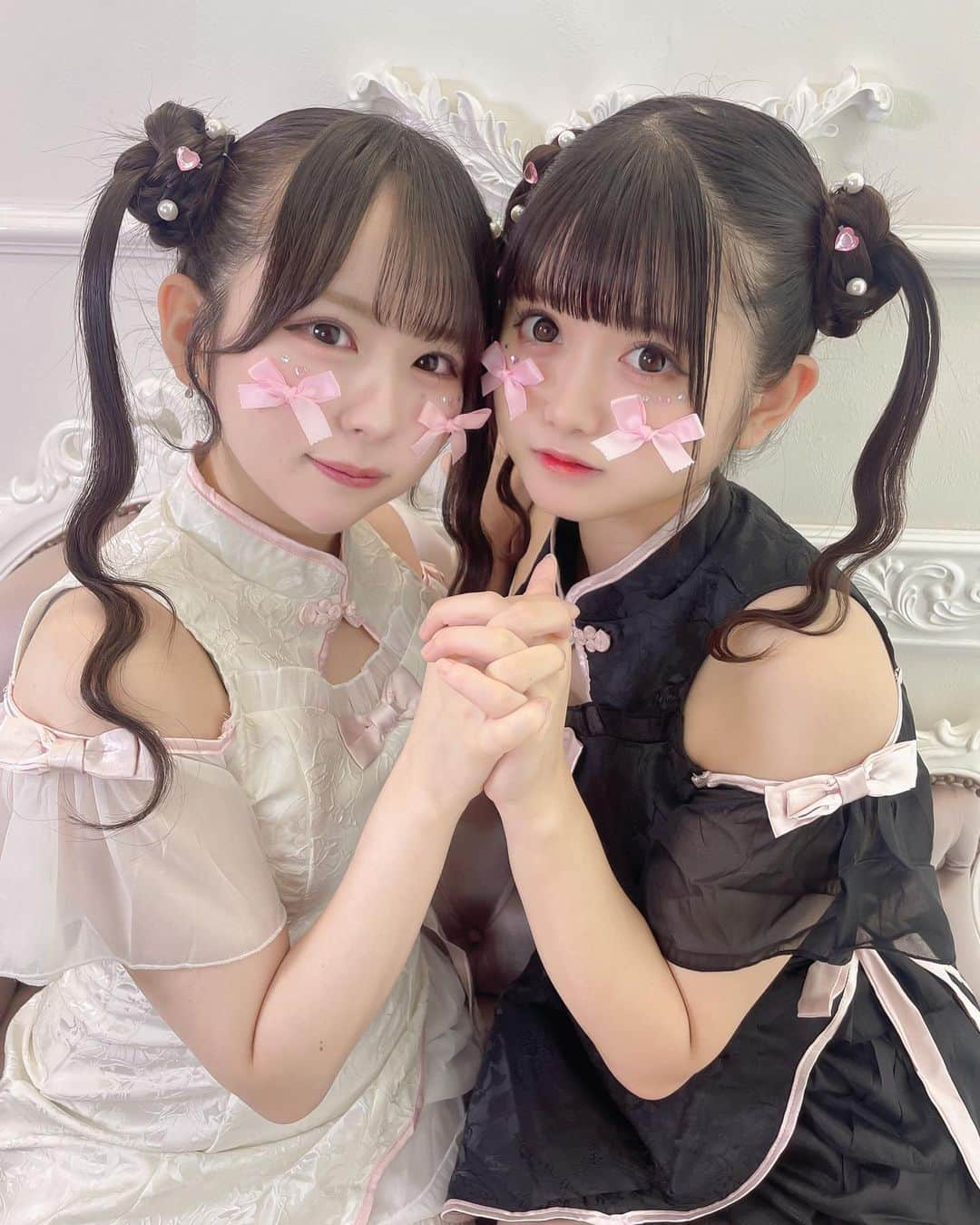 原田珠々華のインスタグラム：「🎀🤍  無敵の２人(ᐡᴗ ̫ ᴗᐡ)♩  栗原田でまおりんさんに可愛くしてもらいました♡  はじめてセーラームーンヘアしたよ🥺  #虹のコンキスタドール  #虹コン  #黒髪  #黒髪女子 #japanese  #japanesegirl  #japaneseidol  #girl #idol  #ミディアムヘア  #地下アイドル #偶像  #偶像练习生  #雰囲気好きな人いいね  #いいね返し  #akihabara  #akiba  #栗原田 #ヘアアレンジ  #ヘアメ  #セーラームーン  #チャイナ  #ハロウィンコスプレ  #ハロウィン仮装」