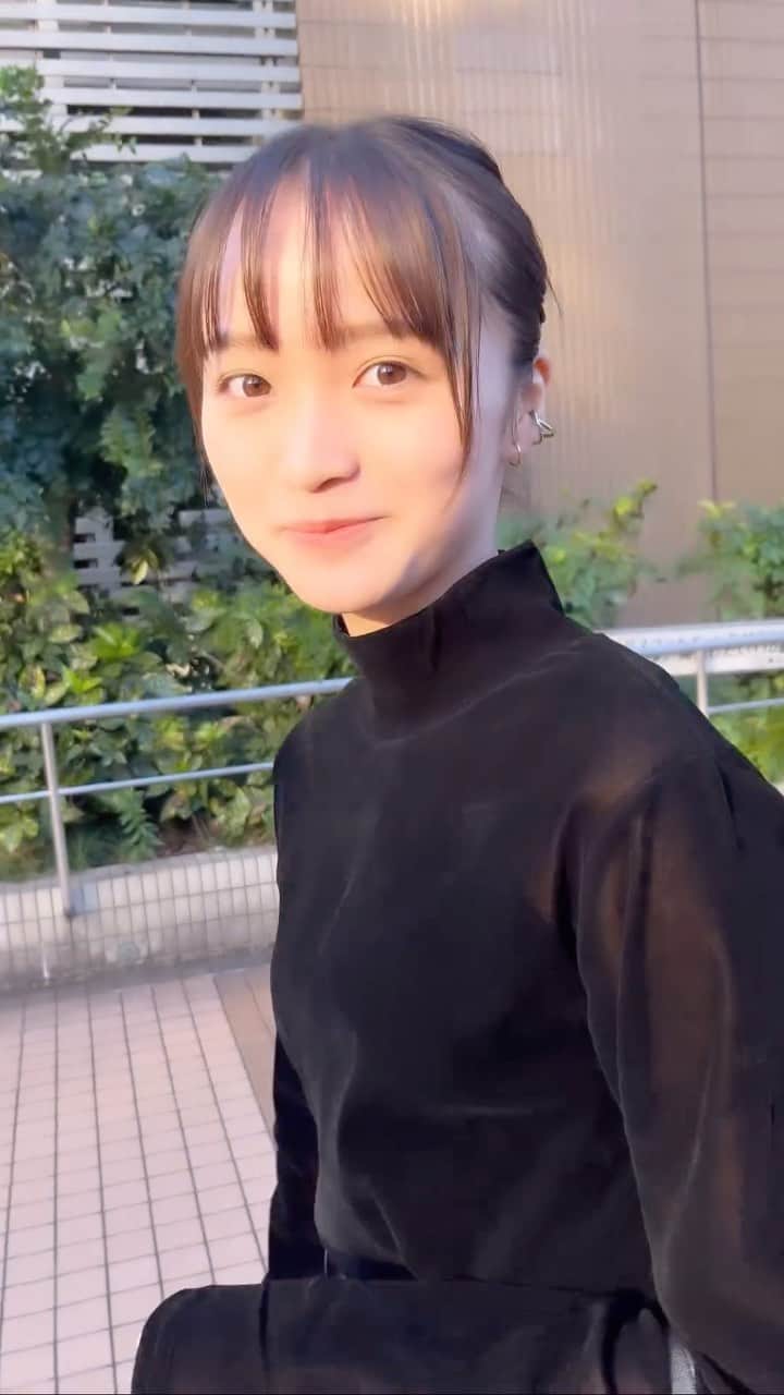 櫻愛里紗のインスタグラム：「今日はちょっと大人っぽく！ オールブラックでショッピング🤦🏻‍♀️💞 ⁡ ほんと冬服って可愛くて、ずっとうきうきしちゃったぜー！ ⁡ ⁡ 季節の変わり目！体調気をつけようね！私はちょっと危なかったー！笑😵‍💫🌀 ⁡ ⁡ ⁡♪ #きのこ帝国 さん  #& ⁡ #櫻ありさ #スターダスト #スターダストプロモーション #ポニーテール  #ありさんこーで #レザースカート #ブラックコーデ #オールブラック #イーブス」