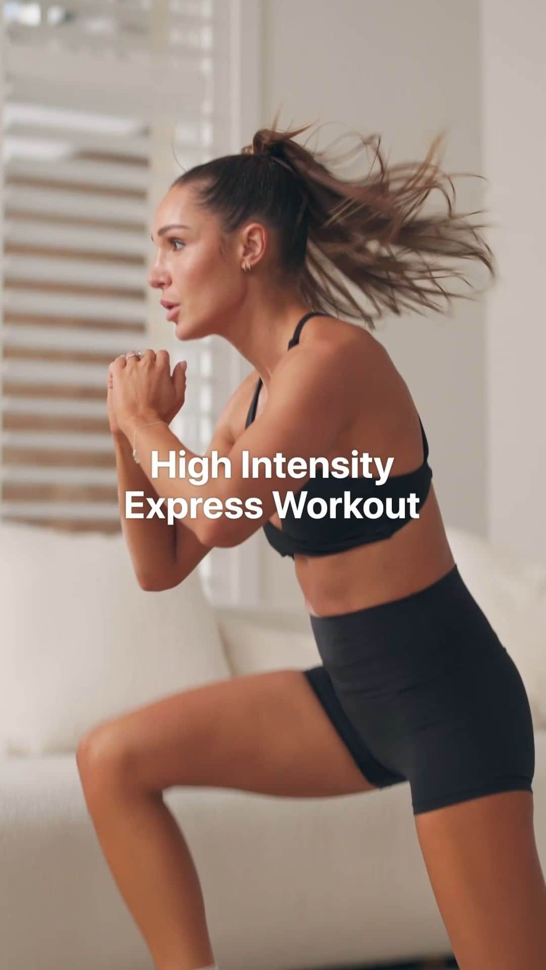 のインスタグラム：「HIGH INTENSITY.  EXPRESS WORKOUT. Let's go!! 💧  ✔️ High Knees - 30 seconds  ✔️ Jump Lunge - 30 seconds ✔️ Burpee - 30 seconds ✔️ Mountain Climber - 30 seconds ✔️ Commando - 30 seconds ✔️ Inchworm - 30 seconds ✔️ Ab Bikes - 30 seconds  3 rounds!!!  Find more workouts just like these on the @Sweat app. Click the link in my bio for a 7-day free trial!! 💧  #SweatCommunity #SweatwithKayla」