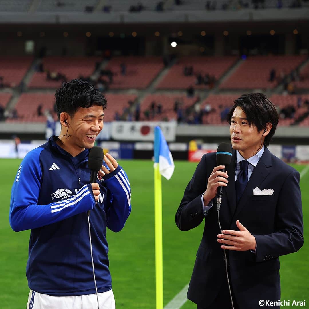 のインスタグラム：「🇯🇵 遠藤＆伊東も思わず笑みがこぼれる 🎤 日本代表×カナダ代表の試合後、#内田篤人 さんが #遠藤航 と #伊東純也 へインタビュー。「（試合後に）森保さんに怒られたんですか？」の質問には困惑気味？(Photo: Kenichi Arai)  #soccer #football #mizuhobluedreammatch #mizuhobluedreammatch2023 #japan #samuraiblue #daihyo #wataruendo #junyaito #atsutouchita #サッカー #フットボール #サッカー日本代表 #⚽」